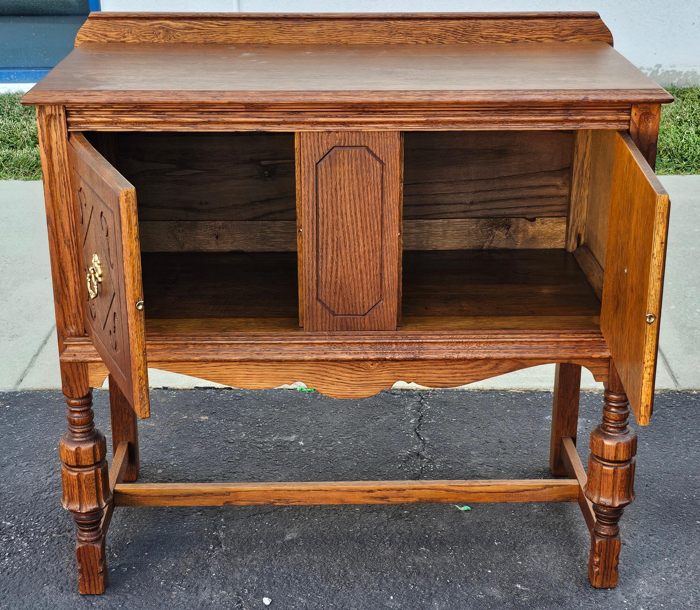 Early 20th Century William and Mary Style Carved and Stain Oak Server In Good Condition For Sale In Germantown, MD