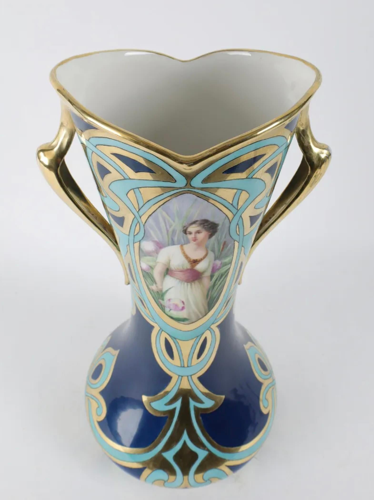 Vase à portrait en porcelaine de Limoges, peint à la main, du début du 20e siècle en vente 2