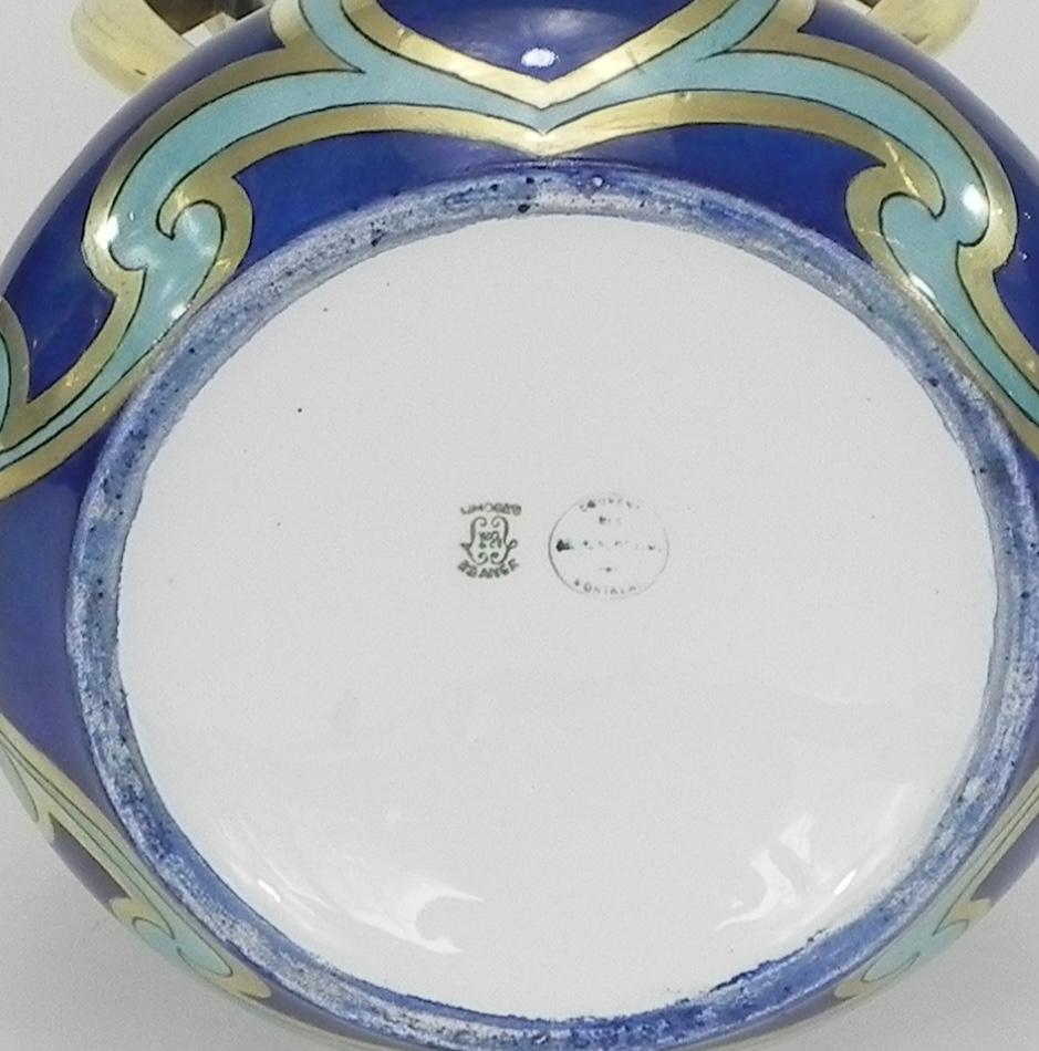 Vase à portrait en porcelaine de Limoges, peint à la main, du début du 20e siècle en vente 3