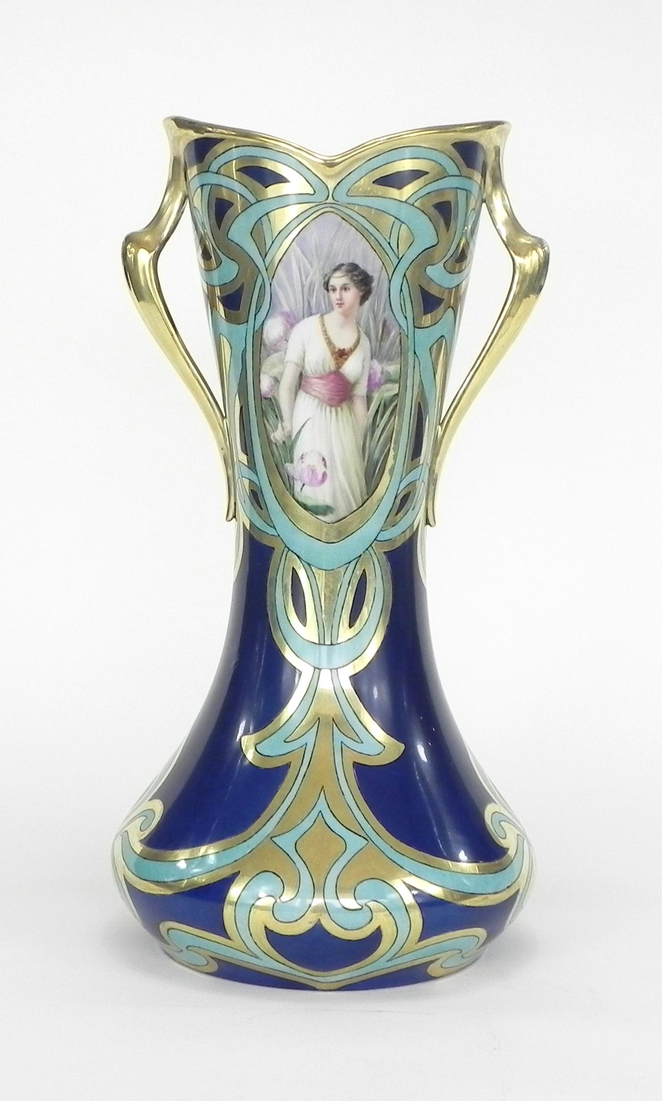Ce vase en porcelaine exceptionnel a été fabriqué par la firme française William Guérin & Cie au début des années 1900 dans la région de Limoges.  L'usine a fonctionné jusqu'en 1932.  Sous le vase se trouve le monogramme traditionnel utilisé par