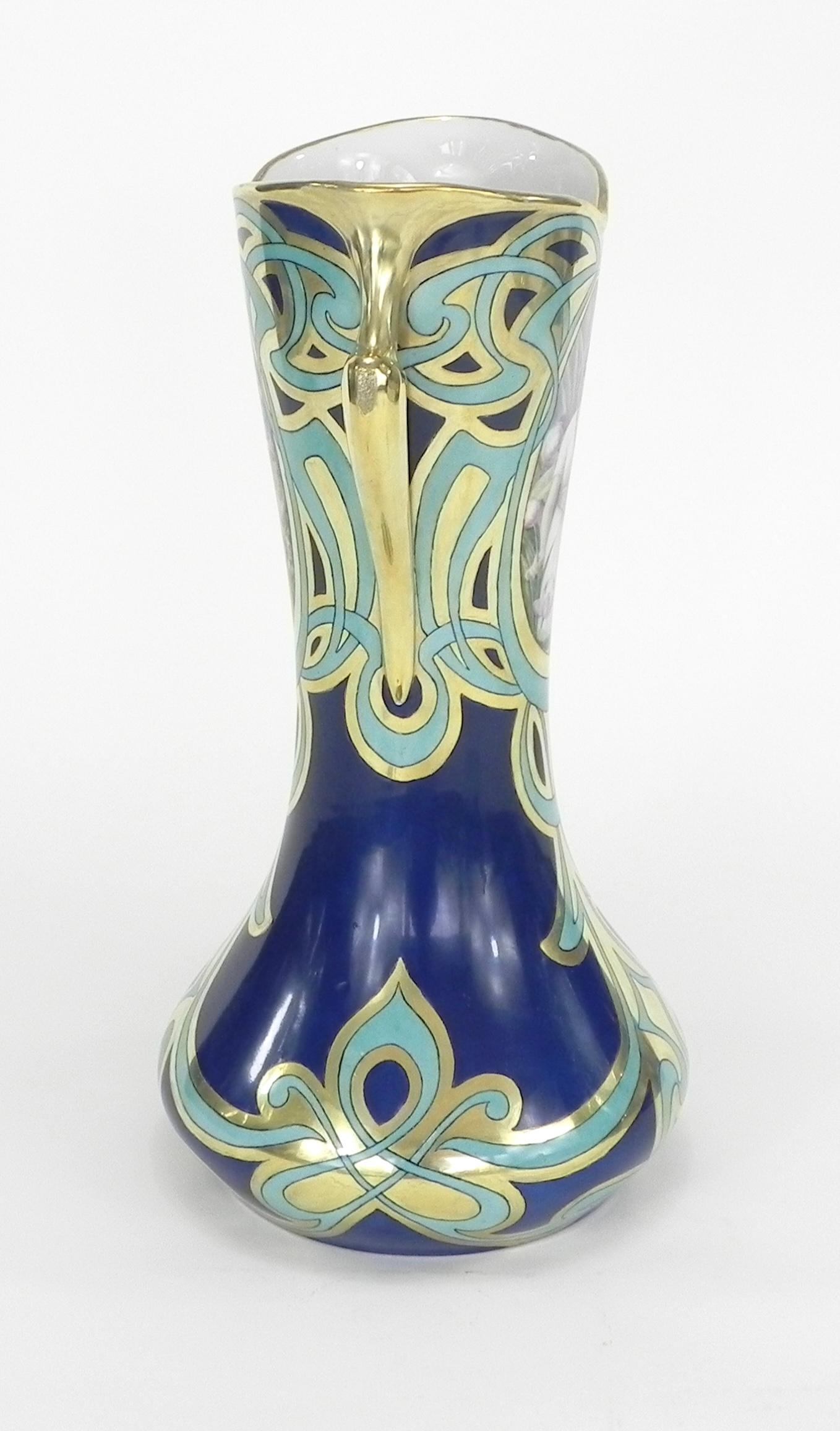 Art nouveau Vase à portrait en porcelaine de Limoges, peint à la main, du début du 20e siècle en vente