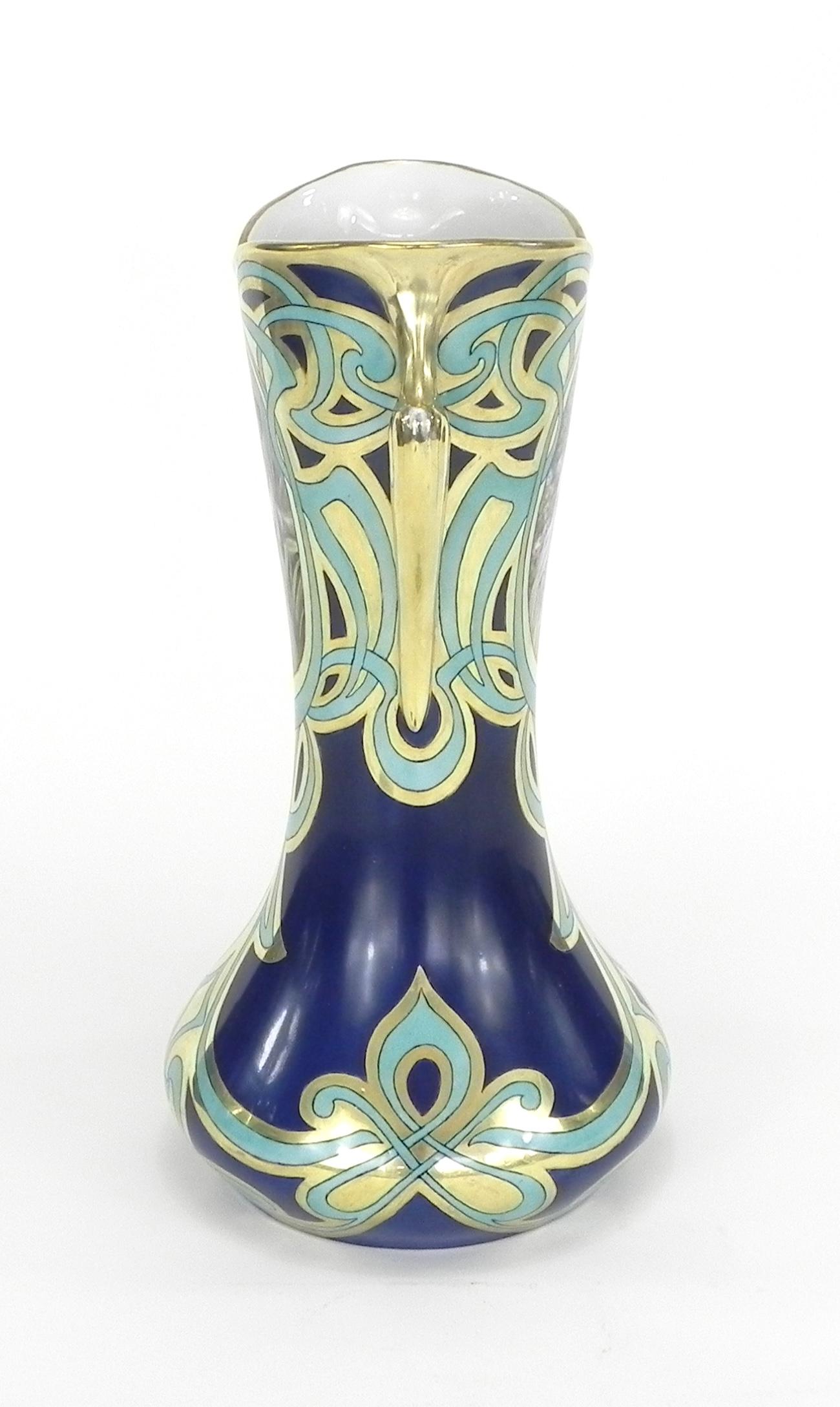 Français Vase à portrait en porcelaine de Limoges, peint à la main, du début du 20e siècle en vente