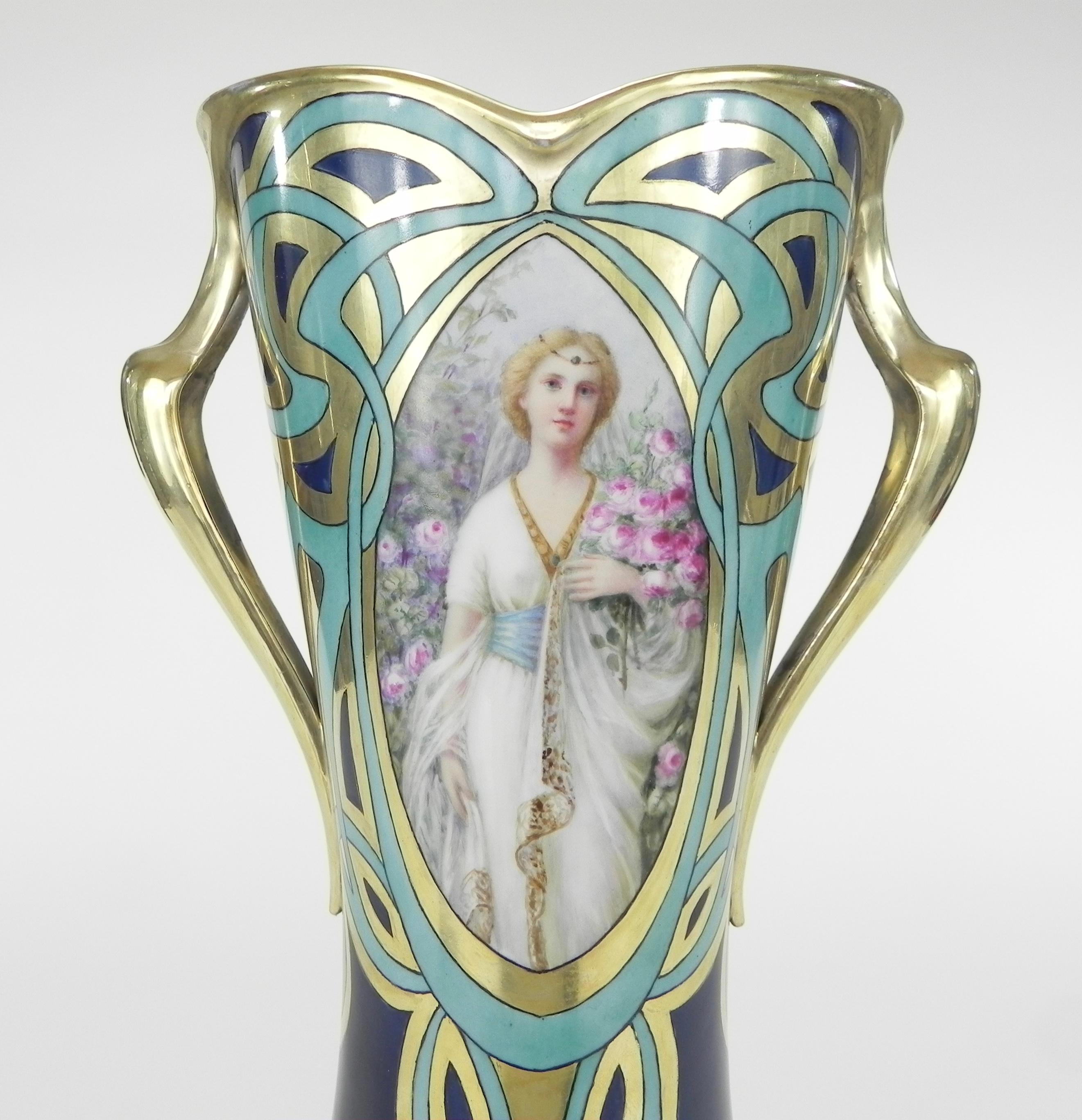 Peint à la main Vase à portrait en porcelaine de Limoges, peint à la main, du début du 20e siècle en vente