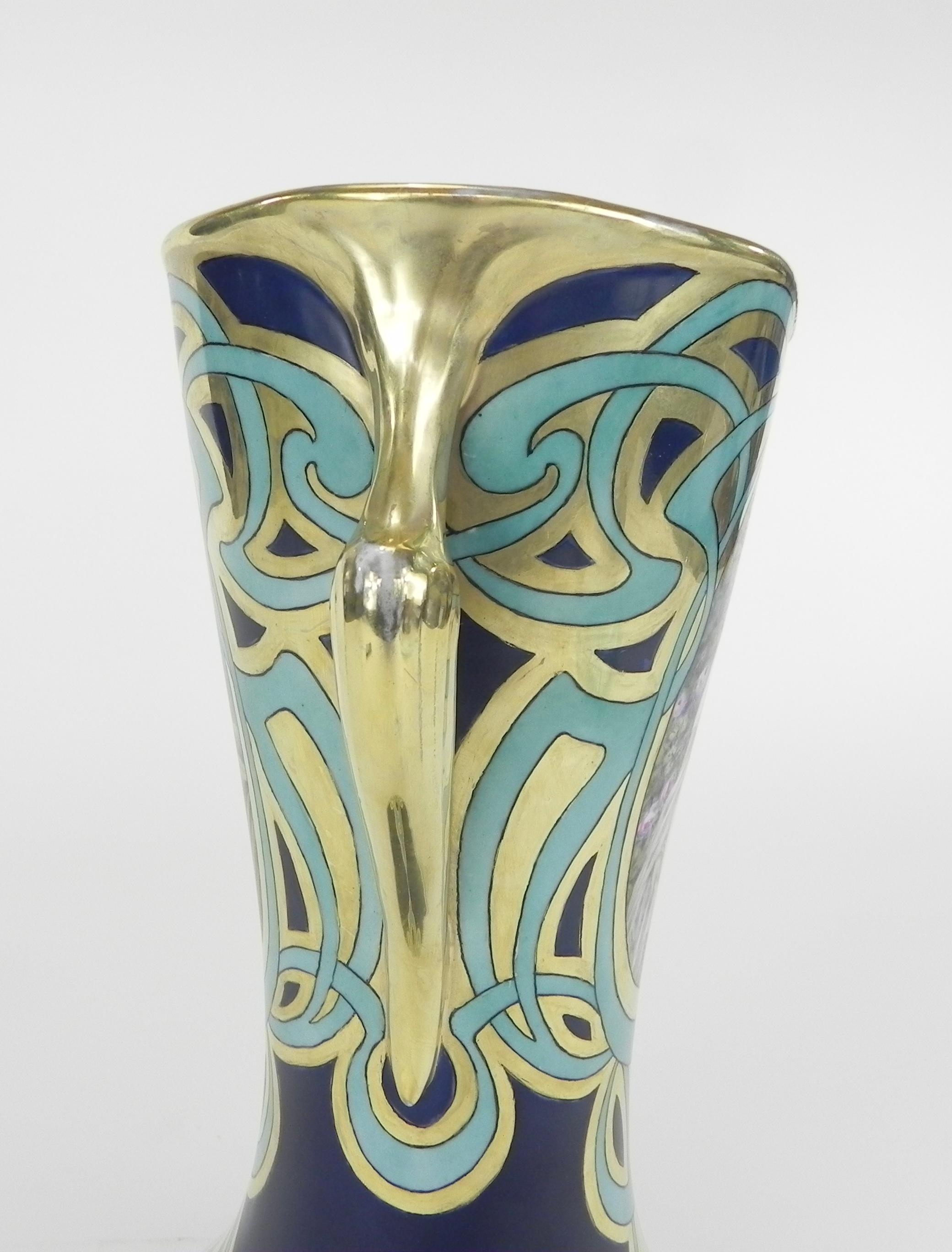 Vase à portrait en porcelaine de Limoges, peint à la main, du début du 20e siècle Bon état - En vente à Hampstead, QC