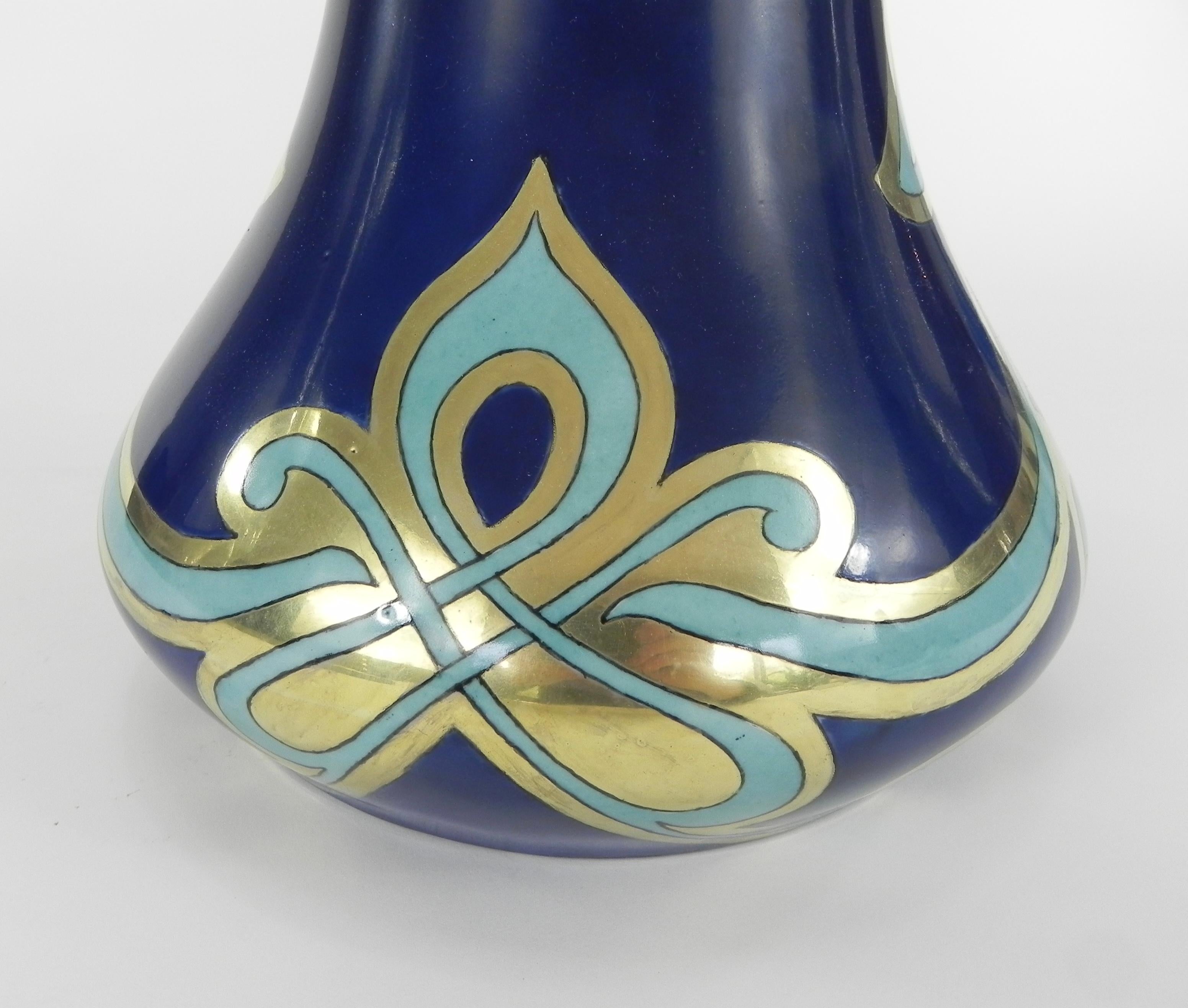 20ième siècle Vase à portrait en porcelaine de Limoges, peint à la main, du début du 20e siècle en vente