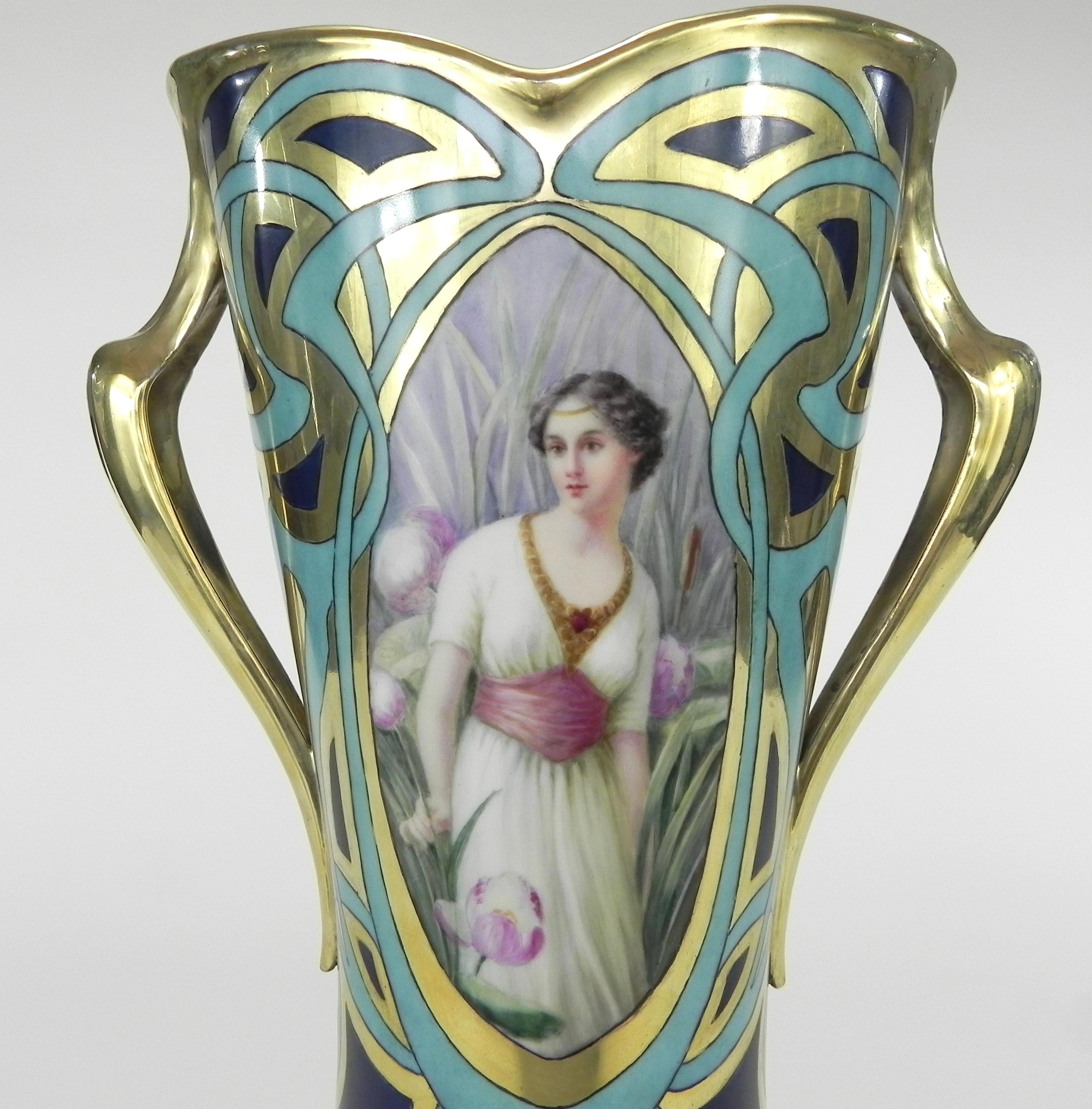 Porcelaine Vase à portrait en porcelaine de Limoges, peint à la main, du début du 20e siècle en vente