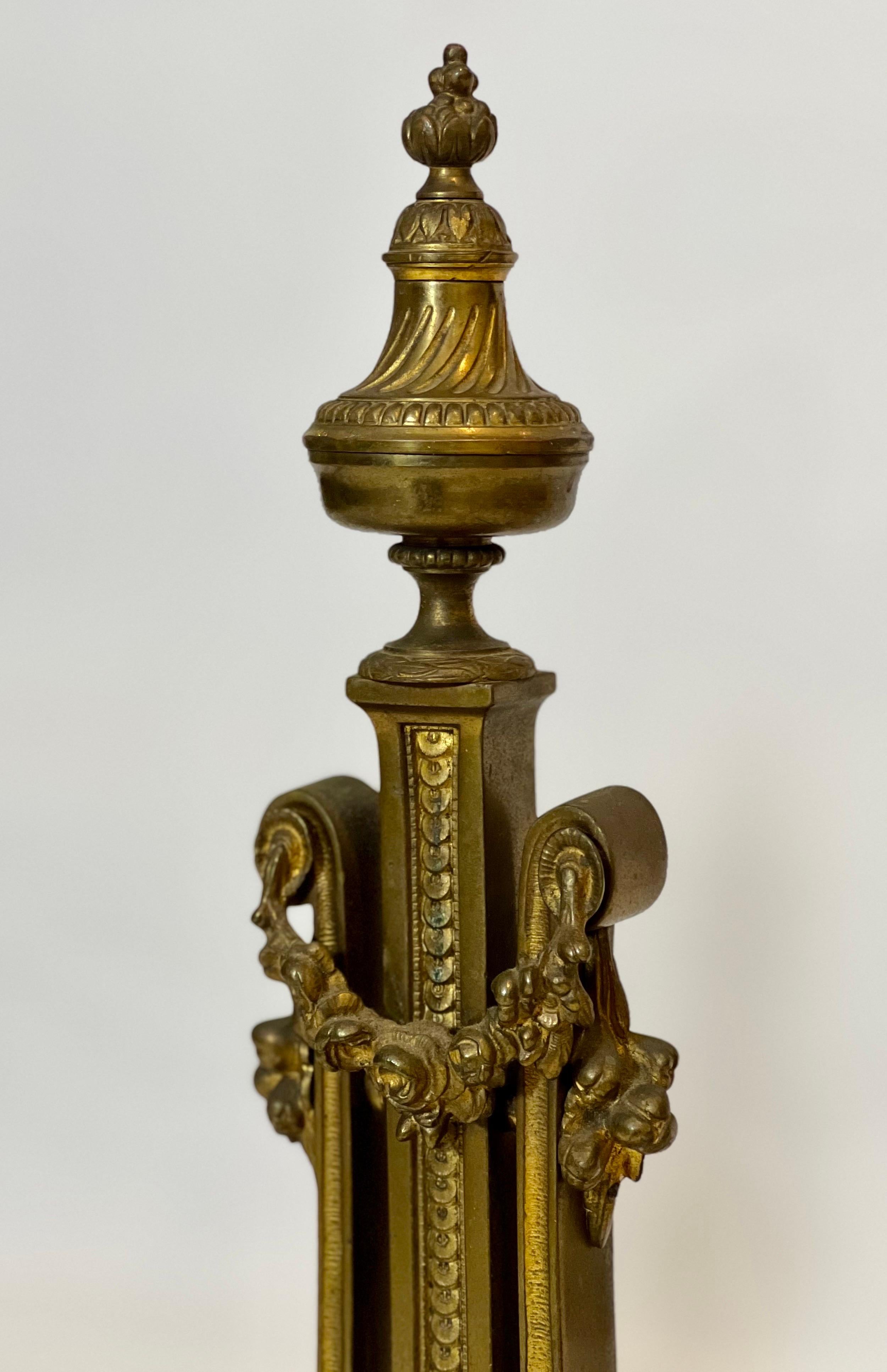 Neoklassizistische Feuerböcke aus vergoldetem Messing im französischen Empire-Stil der William H. Jackson Company (20. Jahrhundert) im Angebot
