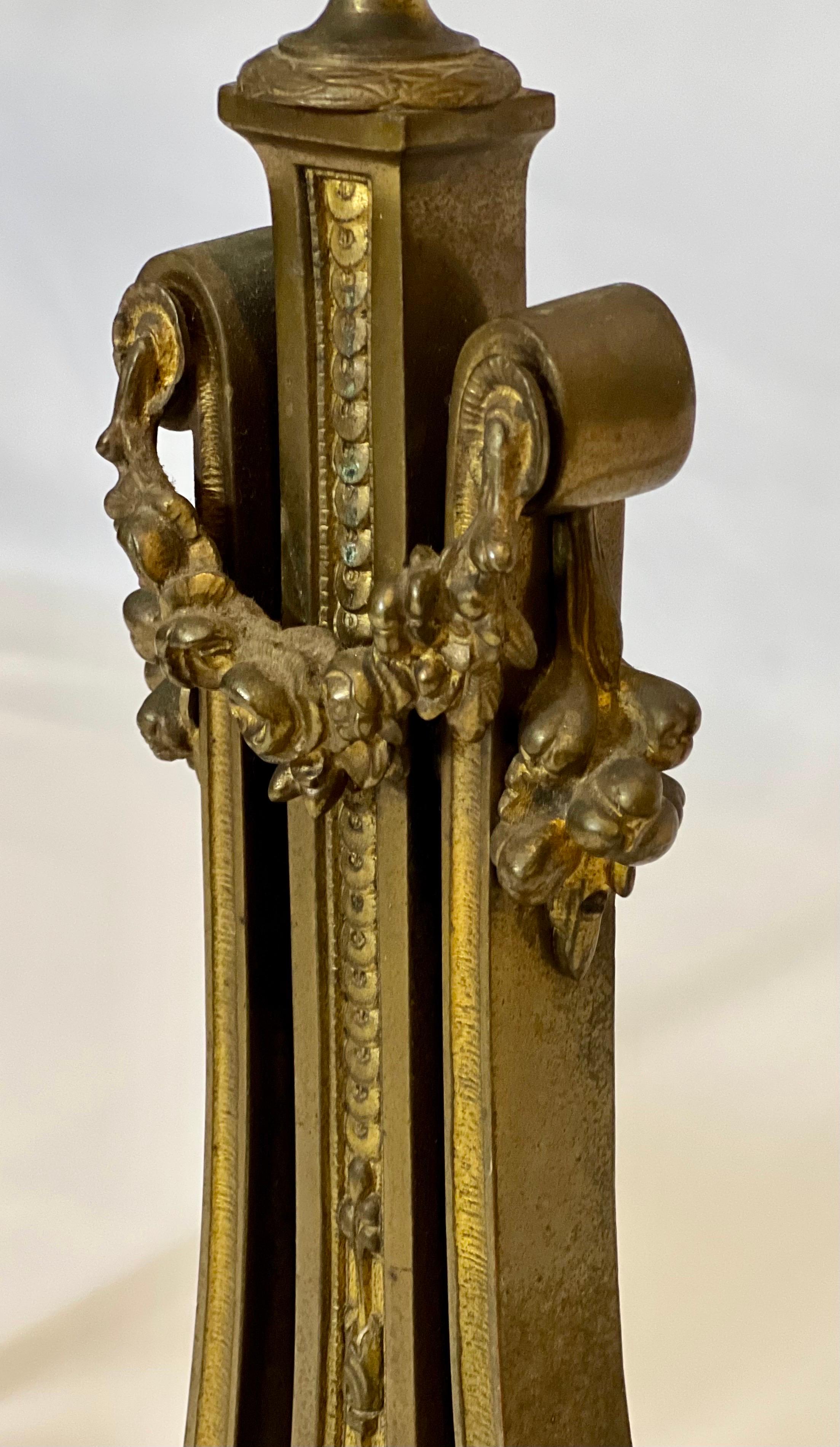 Neoklassizistische Feuerböcke aus vergoldetem Messing im französischen Empire-Stil der William H. Jackson Company im Angebot 1
