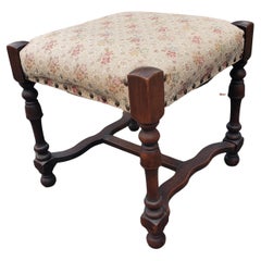 Frühes 20. Jahrhundert William &amp;amp;amp; Mary Stil Nussbaum Fußhocker / Ottomane mit Nagelköpfen