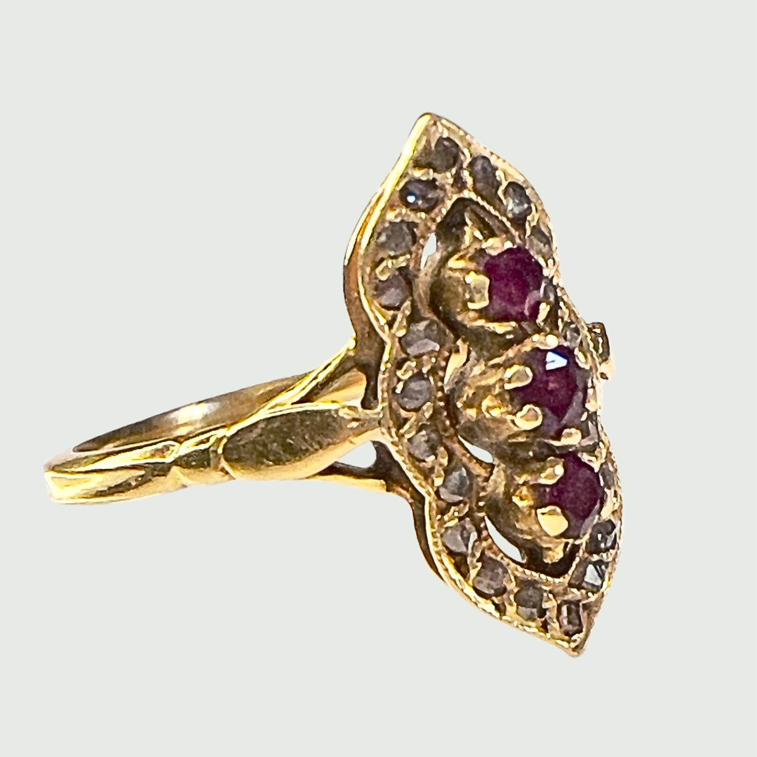 Affascinante anello in oro 18k dell'inizio del XX secolo (1900) con diamanti taglio rosa e rubini taglio rotondo.

Peso: 3.09 grammi
Diamanti: Taglio a rosa, peso totale 0.20 carati
Rubini: Taglio rotondo, peso totale 0,17 carati
Dimensioni: ES 14 /