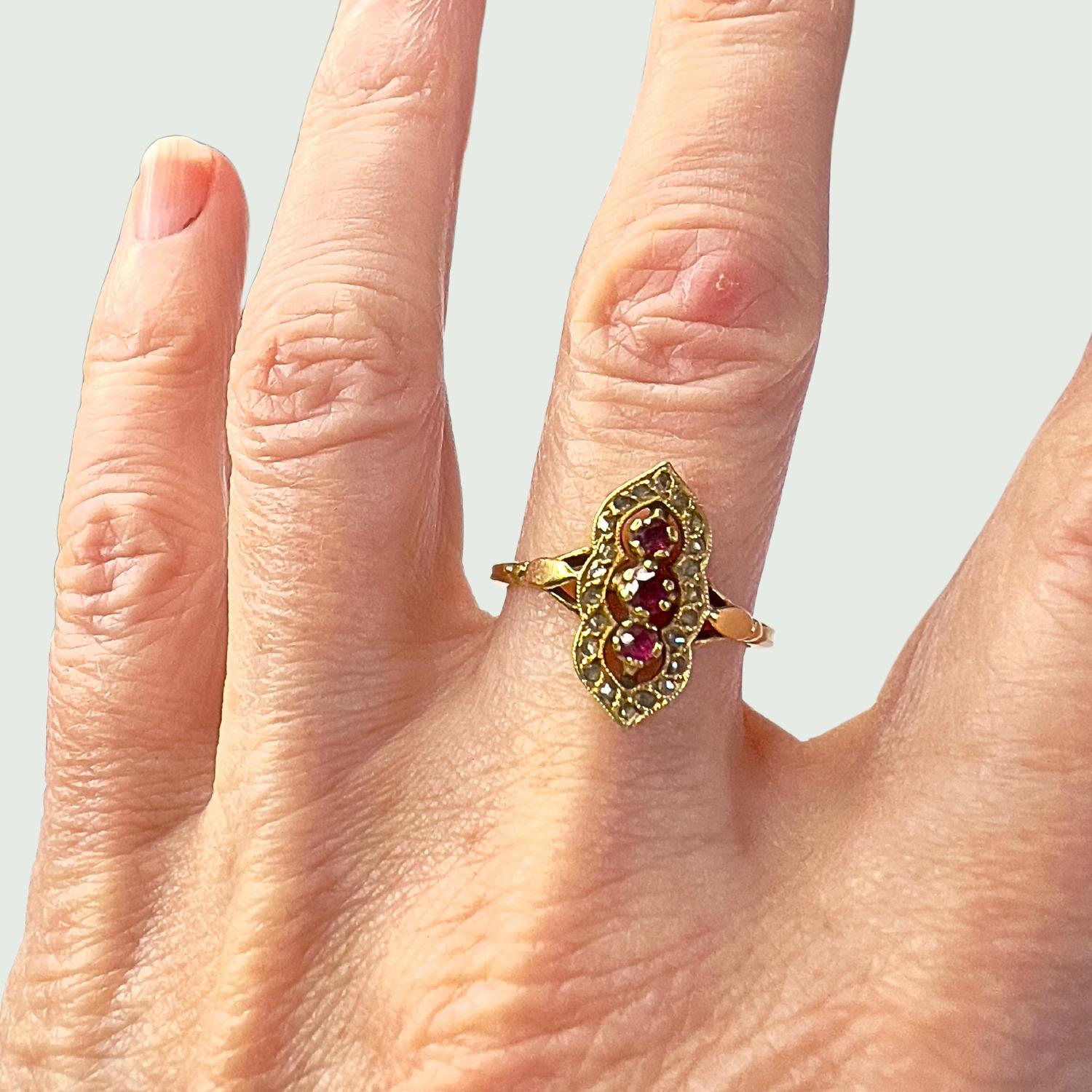 Rétro Anello in oro 18k con diamanti e rubini dei primi del Novecento in vendita