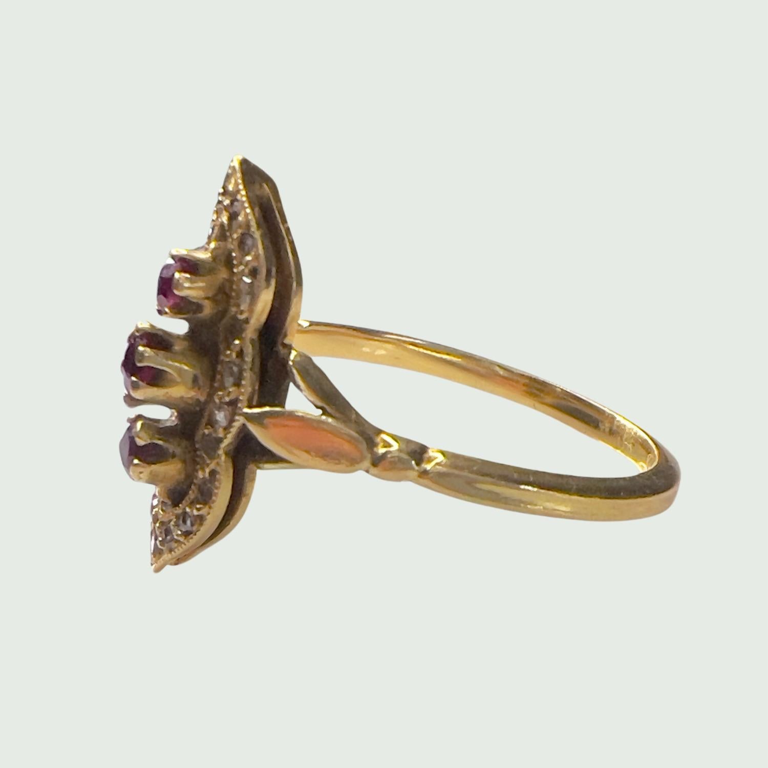 Taglio a rosa Anello in oro 18k con diamanti e rubini dei primi del Novecento in vendita
