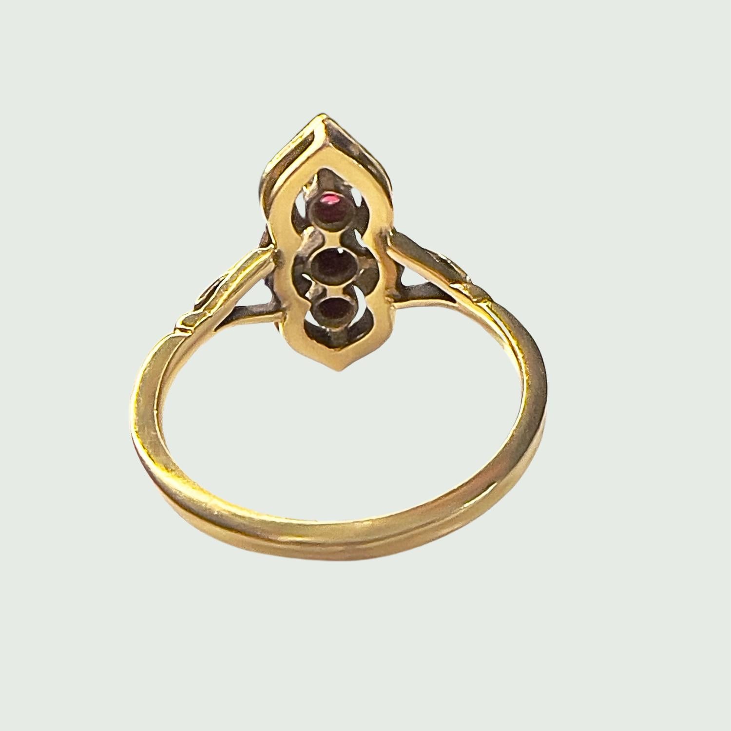 Anello in oro 18k con diamanti e rubini dei primi del Novecento In condizioni buone in vendita a MADRID, ES