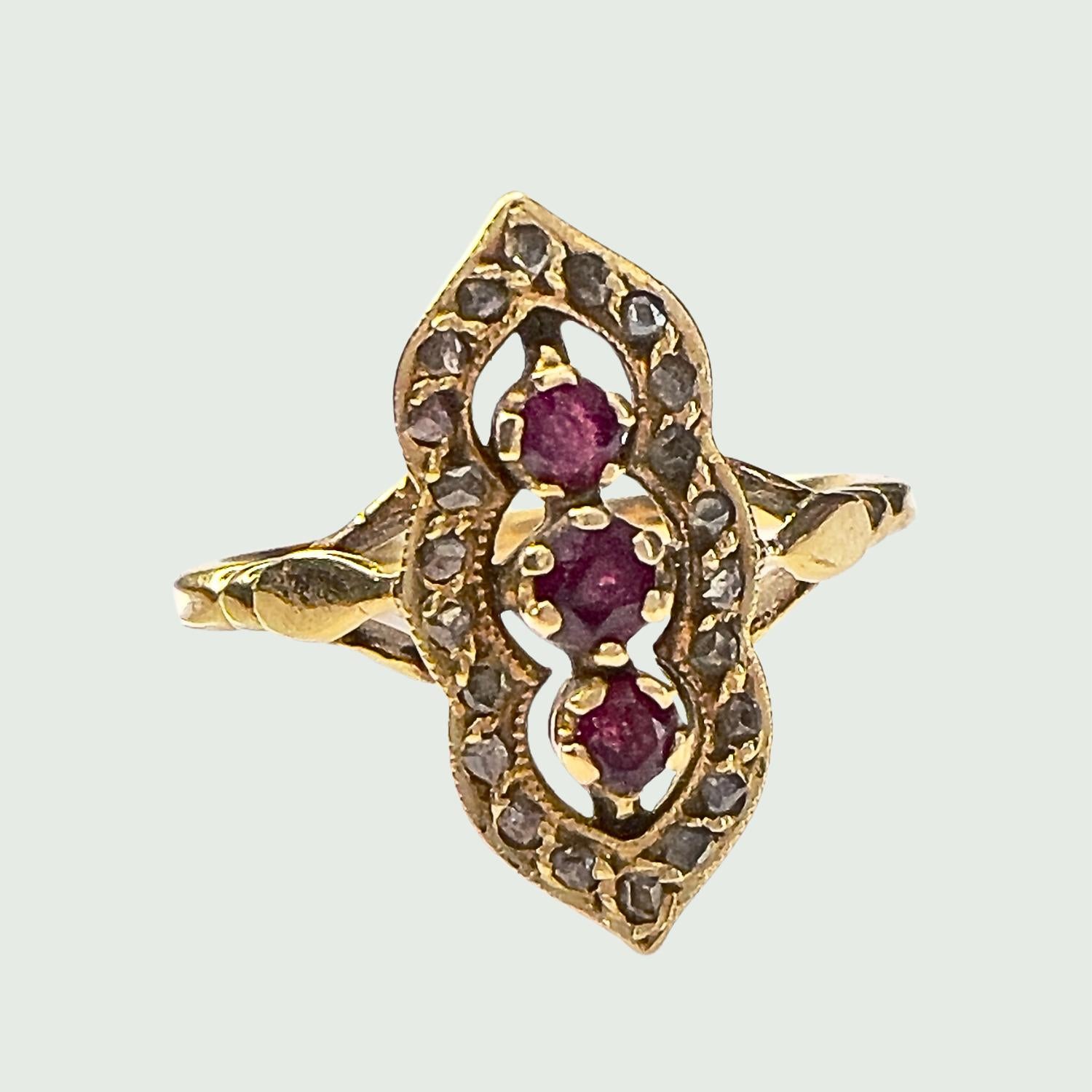 Donna Anello in oro 18k con diamanti e rubini dei primi del Novecento in vendita