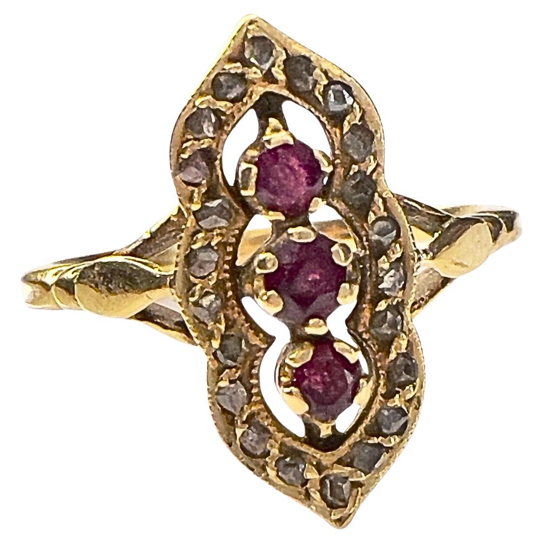 Anello in oro 18k con diamanti e rubini dei primi del Novecento
