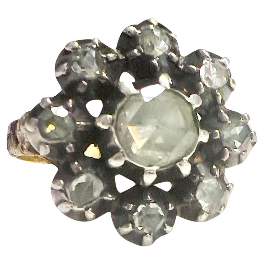 Uno splendido anello dei primi del Novecento realizzato in oro 18 carati con accenti in argento 925, con 1,00 carati di diamanti taglio rosa.

Peso: 6.5 grammi
Dimensioni: ES 14.5 / EU 54.5 / US 7.25
Diamanti: Taglio a rosa, peso totale 1,00