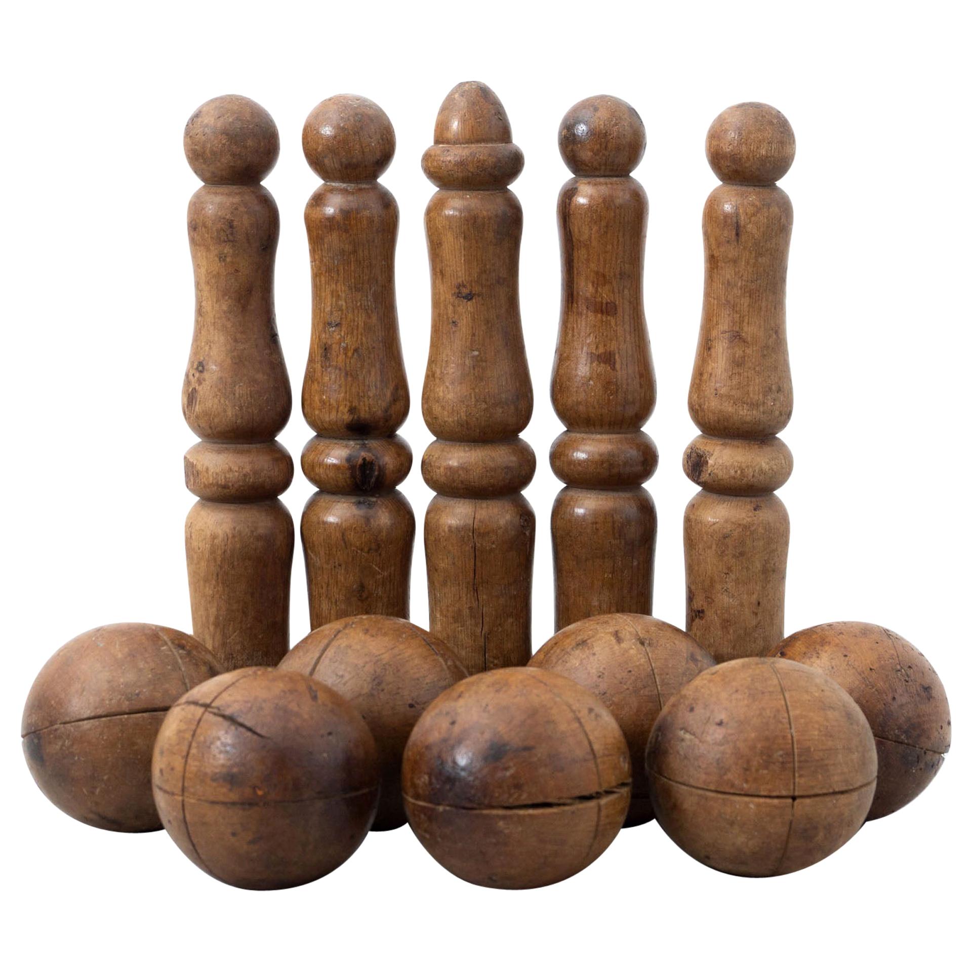 Jeu de bowling français du début du 20e siècle en bois : œuvre d'art rustique et amusement intemporel