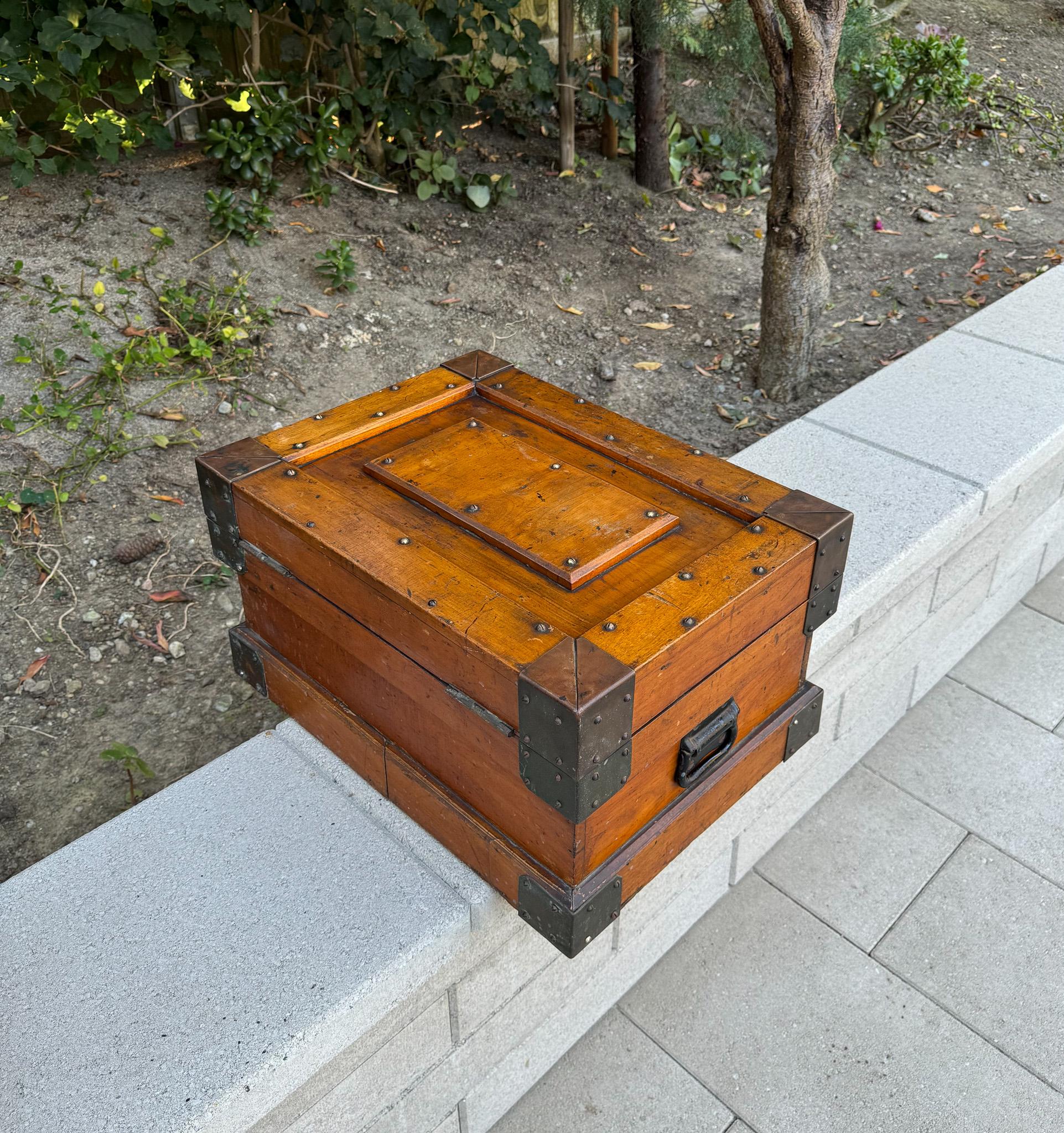 Boîte à outils en bois et laiton du début du 20e siècle en vente 9