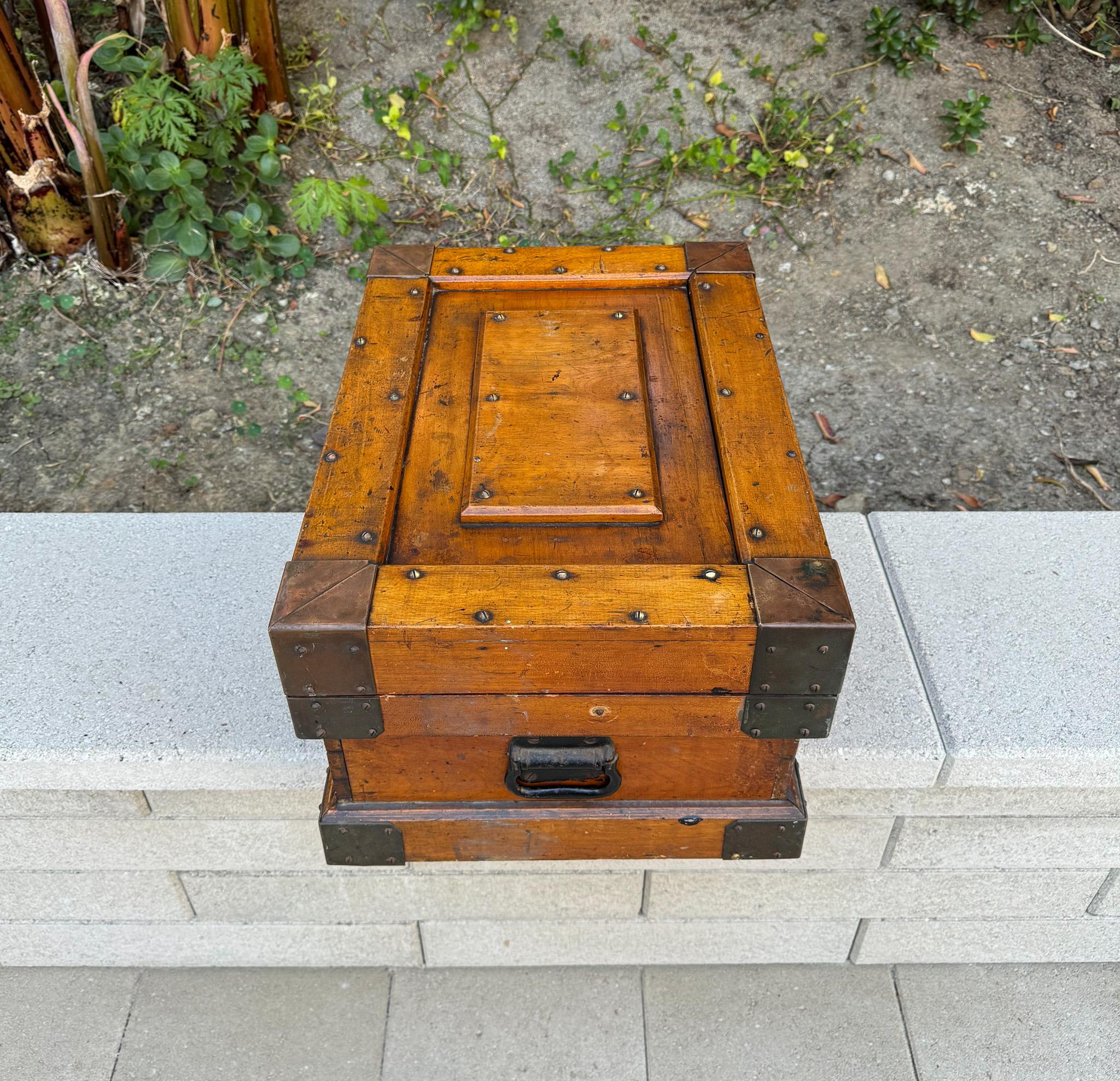 Boîte à outils en bois et laiton du début du 20e siècle en vente 12