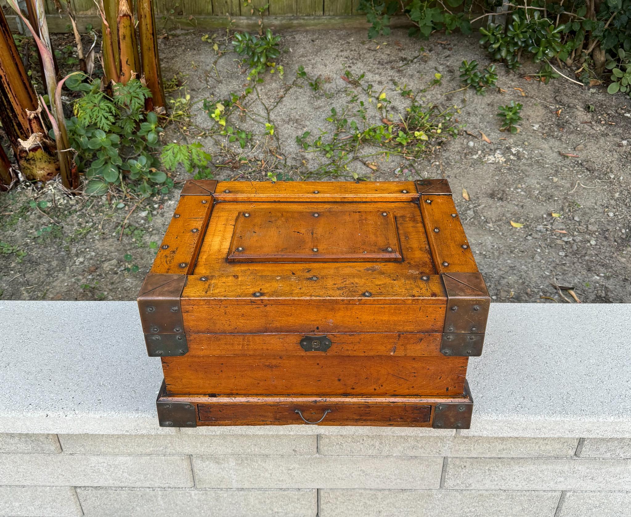 Coffre à outils en bois et laiton du début du 20e siècle.  Belle patine naturelle. 