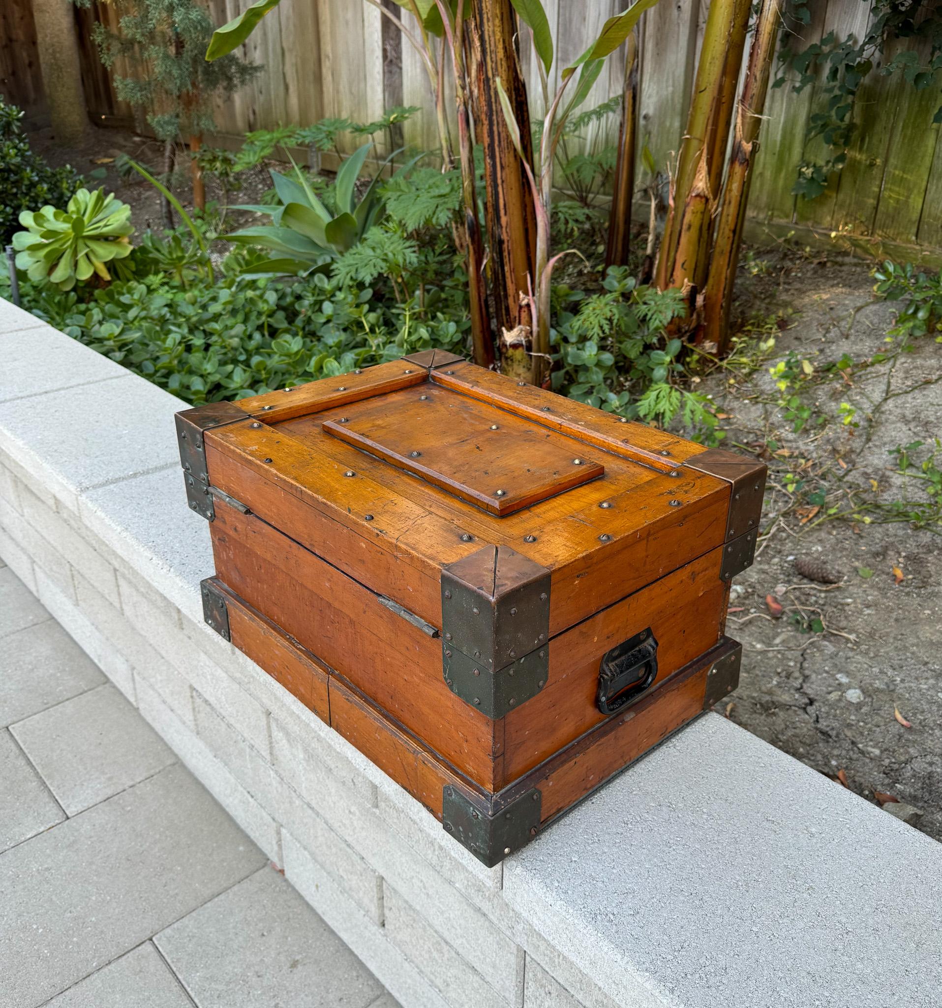 Boîte à outils en bois et laiton du début du 20e siècle en vente 13