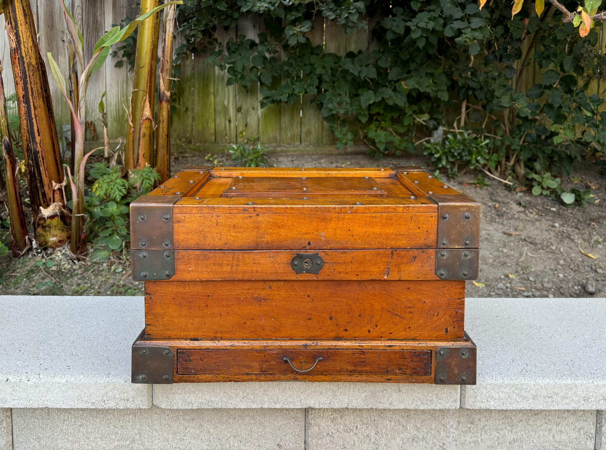 Primitif Boîte à outils en bois et laiton du début du 20e siècle en vente