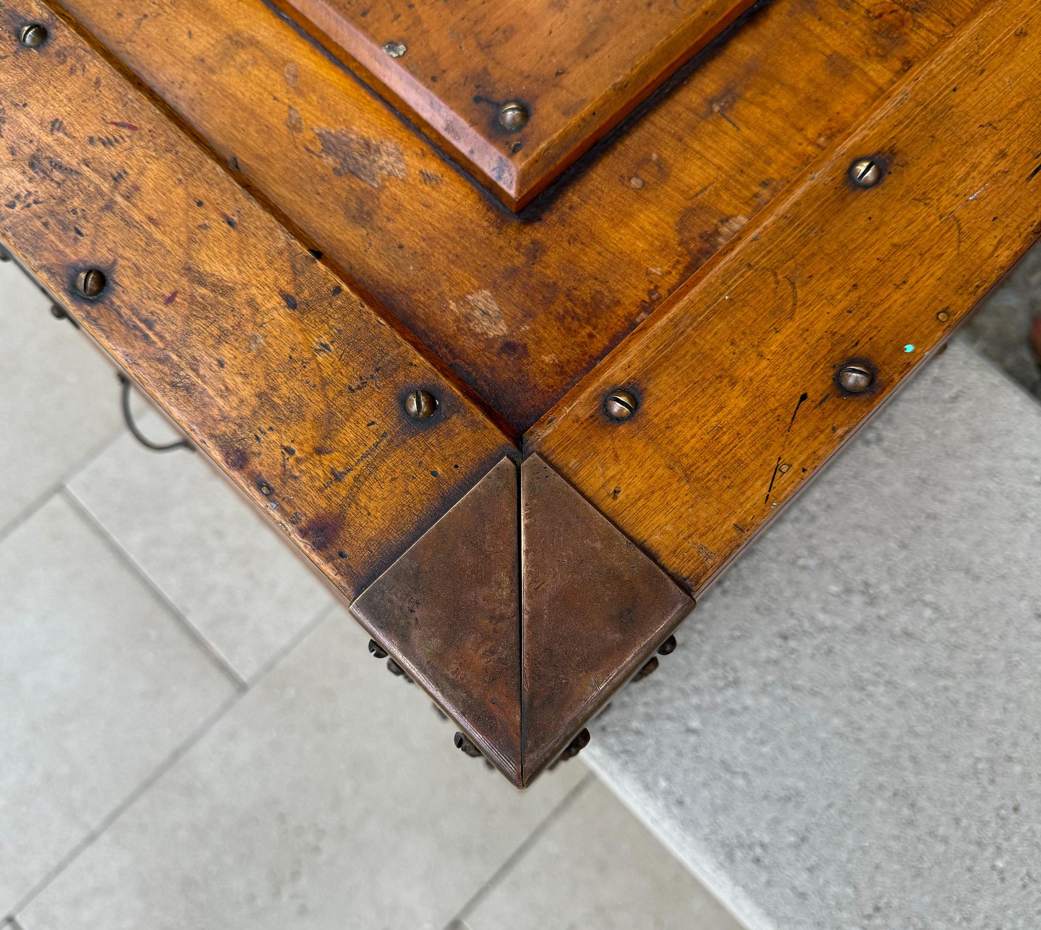Boîte à outils en bois et laiton du début du 20e siècle Bon état - En vente à San Juan Capistrano, CA