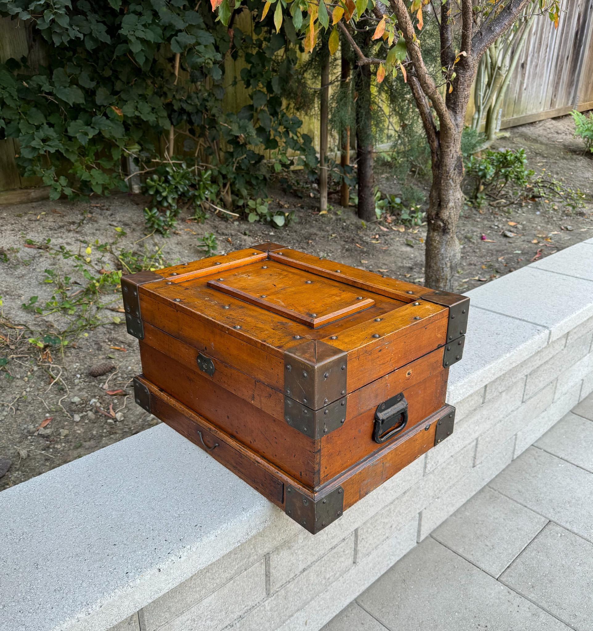 Boîte à outils en bois et laiton du début du 20e siècle en vente 2