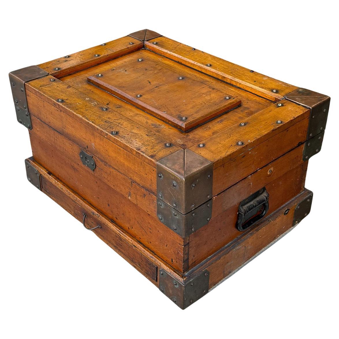 Caja de herramientas de madera y latón de principios del siglo XX