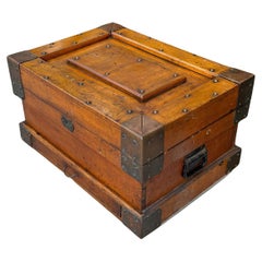 Caja de herramientas de madera y latón de principios del siglo XX