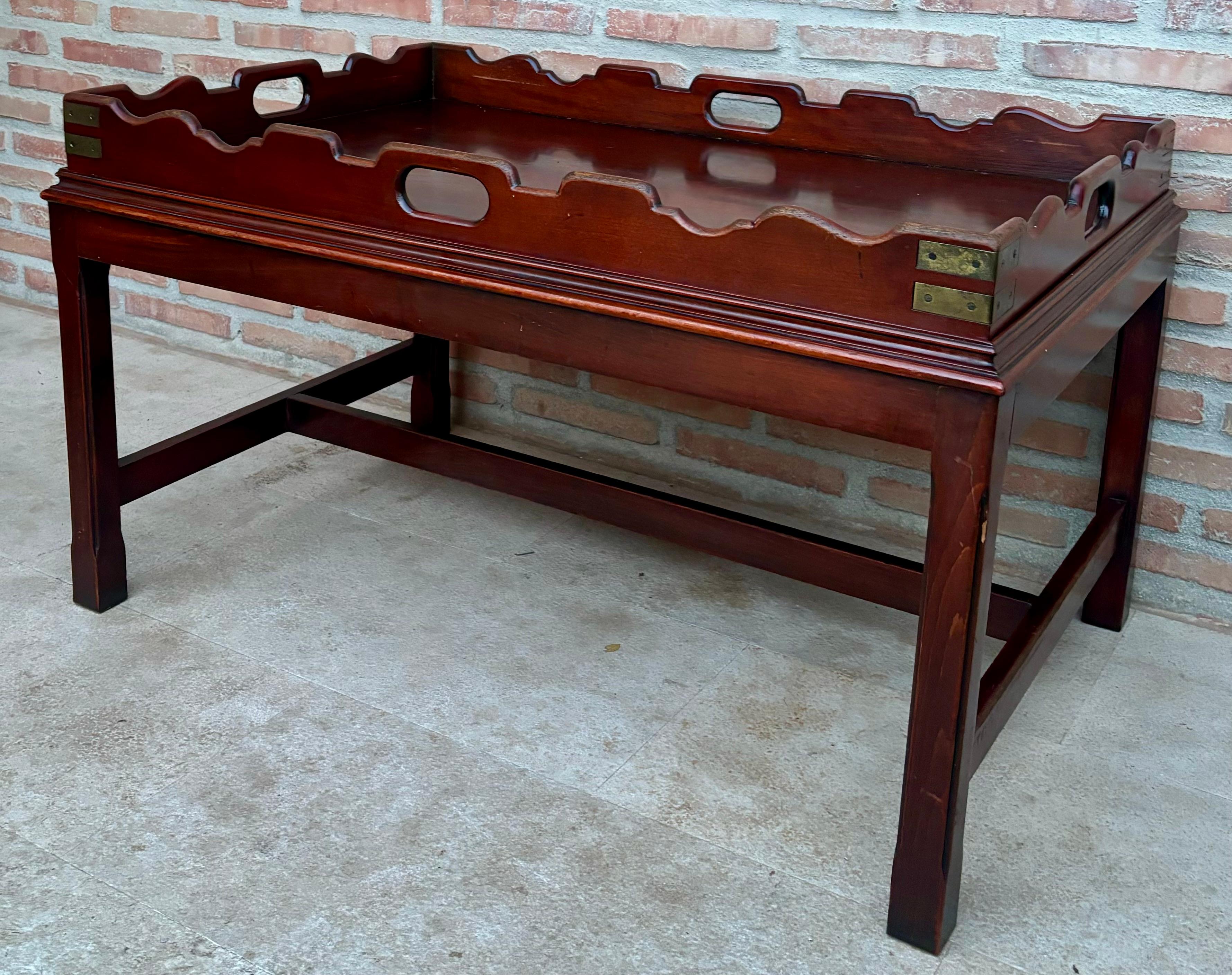 Beautiful side table with large removable tray.
It has another matching side table, exactly the same but small in size.
Early 20Th Century Wood Side Table or Coffee Table with Large Removable Tray, 1920’s