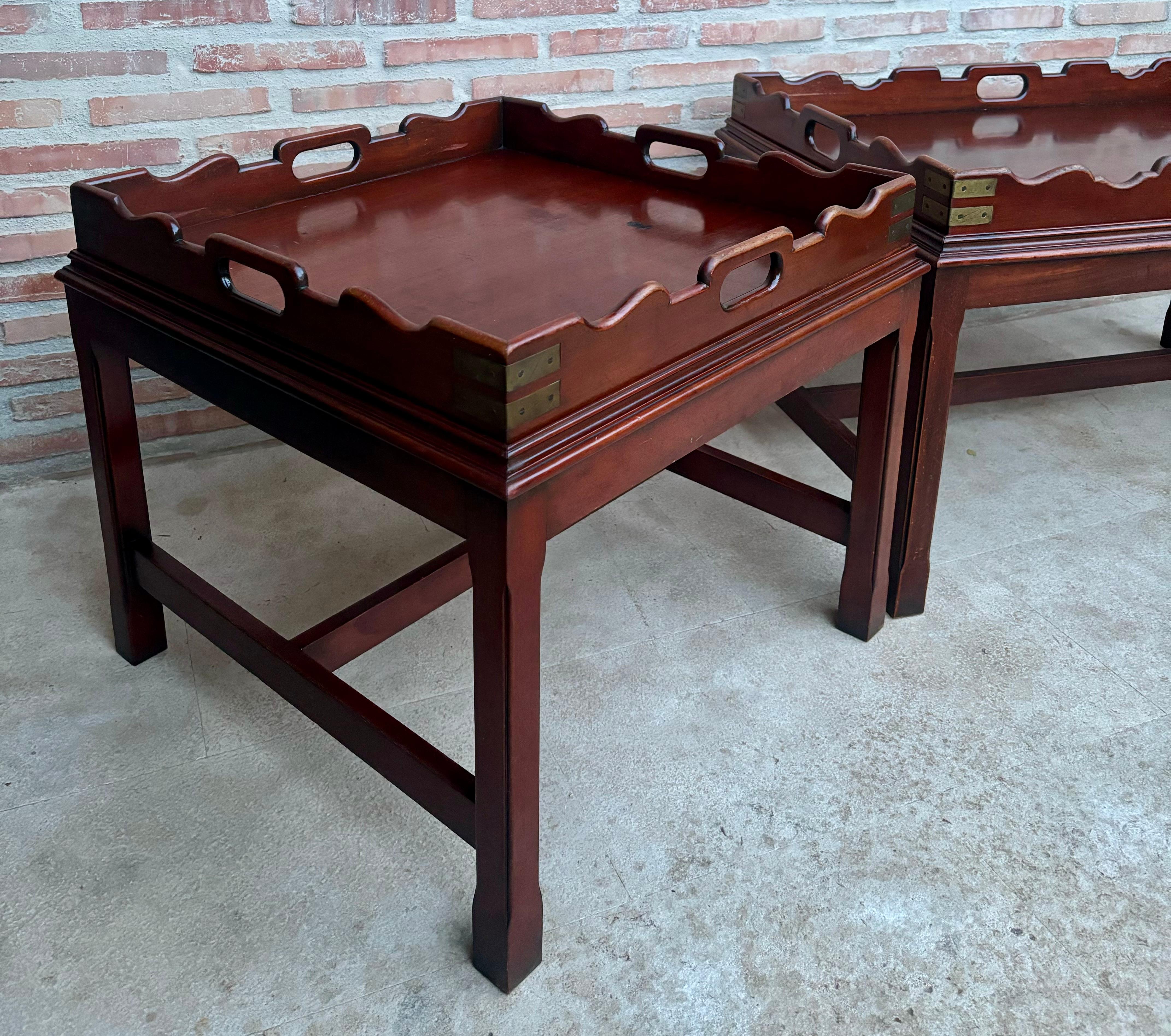 Chinoiseries Table basse en bois du début du 20e siècle avec petit plateau amovible, 1924, ensemble de 2 en vente