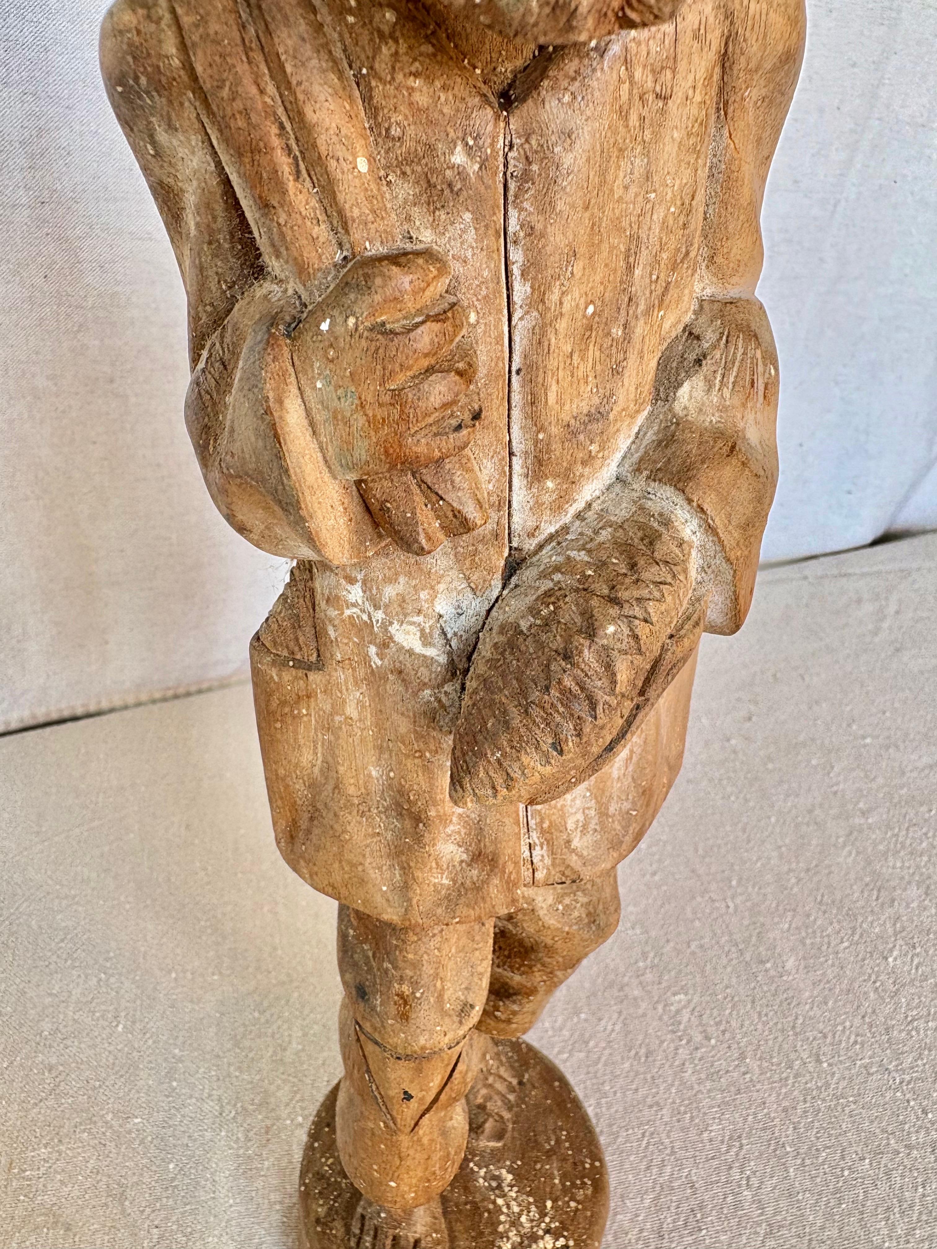 Anfang des 20. Jahrhunderts Wood Hand geschnitzt Fischer Statue (Handgeschnitzt) im Angebot