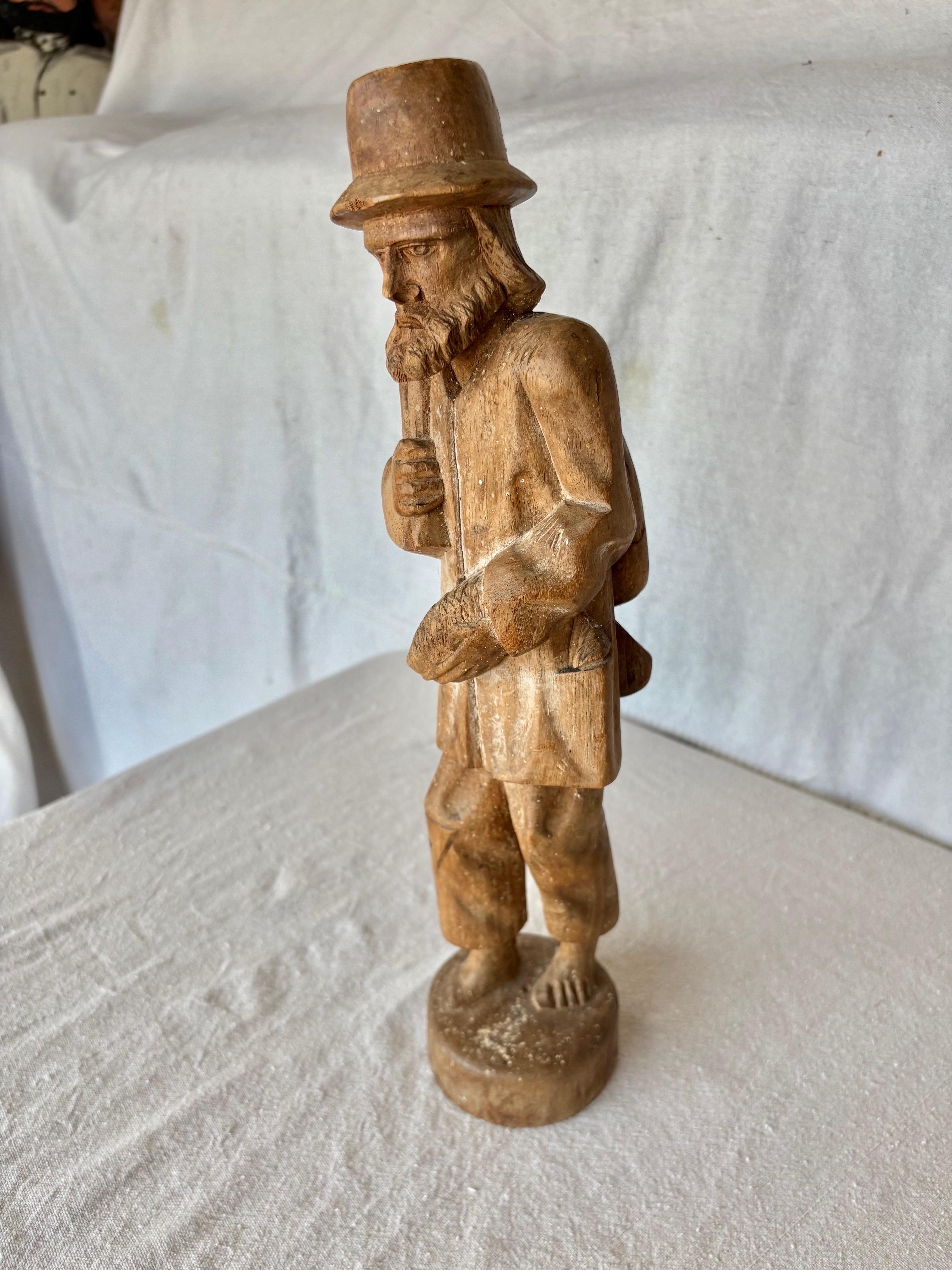 Anfang des 20. Jahrhunderts Wood Hand geschnitzt Fischer Statue im Zustand „Gut“ im Angebot in Burton, TX