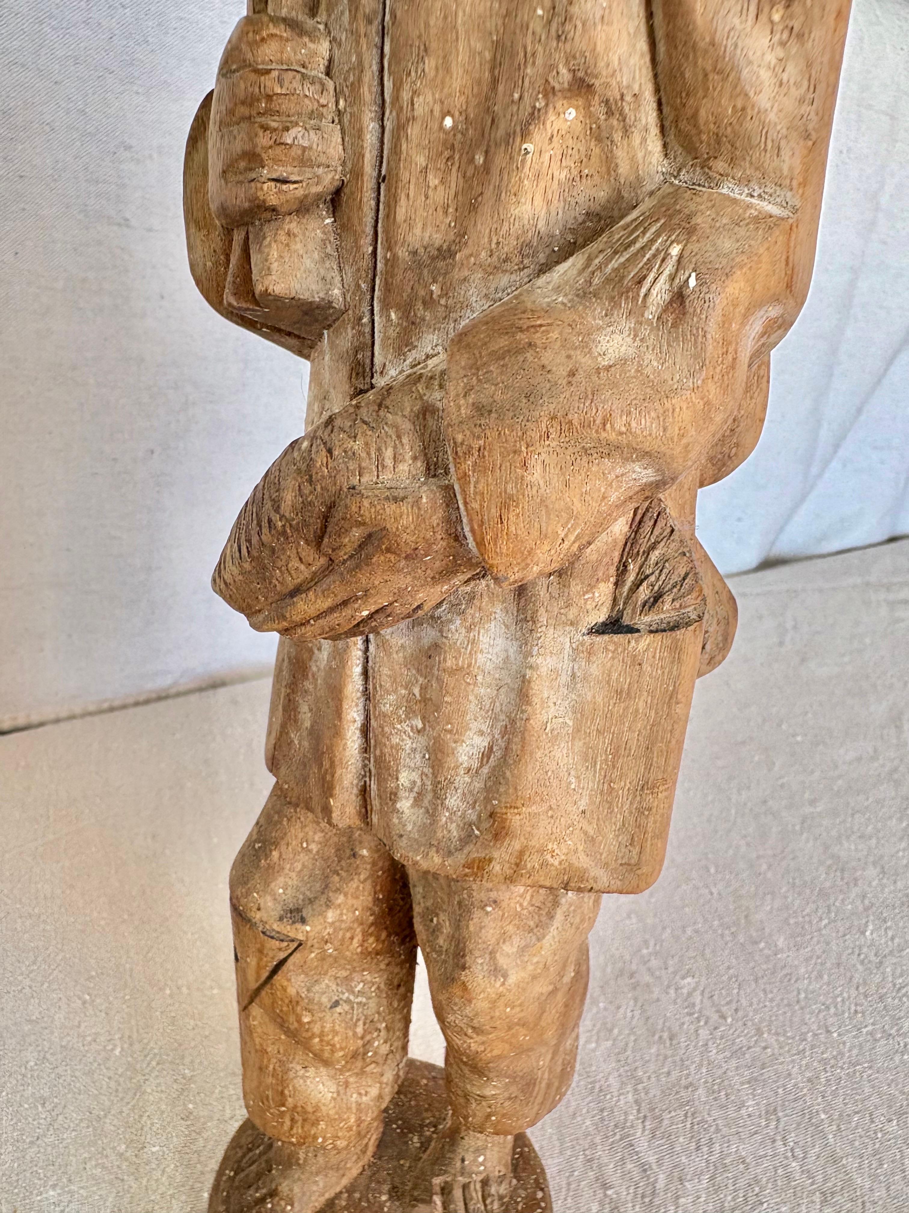 Anfang des 20. Jahrhunderts Wood Hand geschnitzt Fischer Statue im Angebot 3