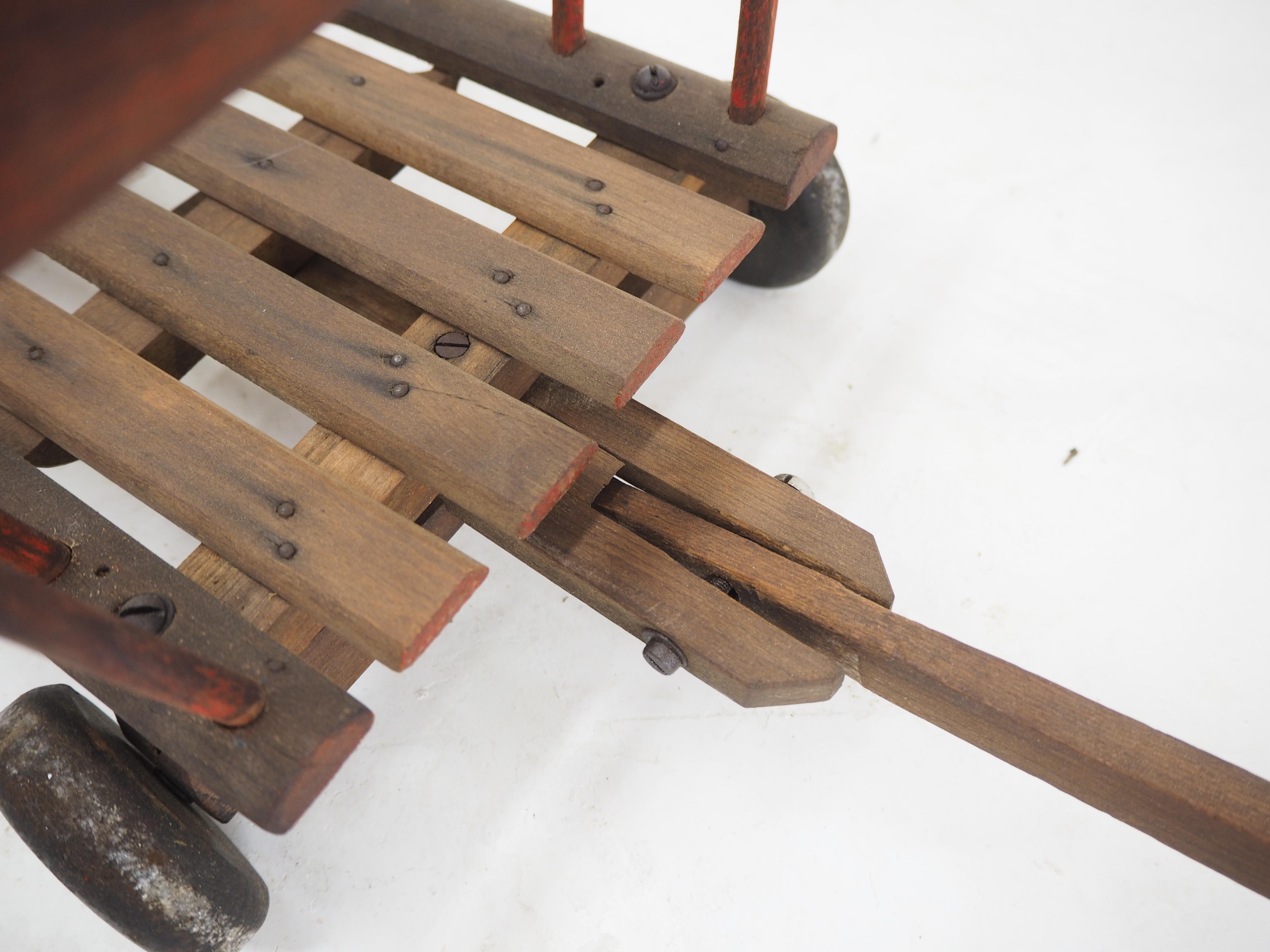 Holz-Kinderspielzeug des frühen 20. Jahrhunderts, Hay Wagon, Europa  im Angebot 6