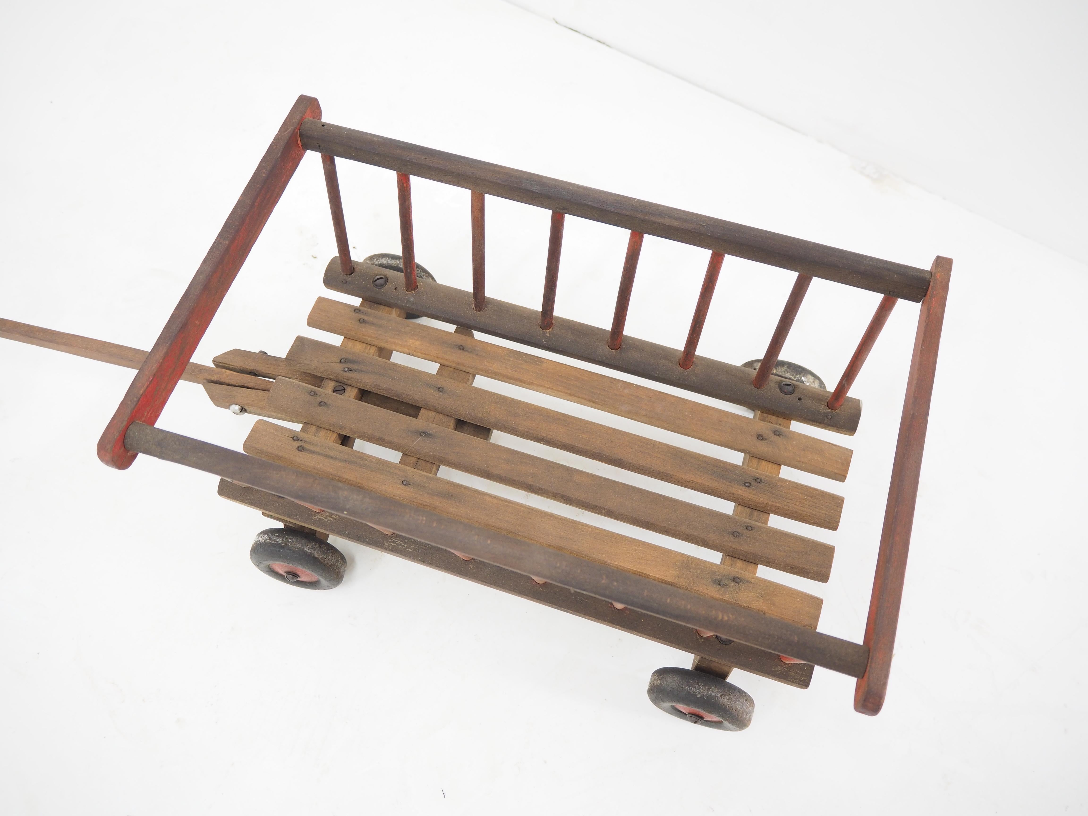 Holz-Kinderspielzeug des frühen 20. Jahrhunderts, Hay Wagon, Europa  im Zustand „Gut“ im Angebot in Praha, CZ
