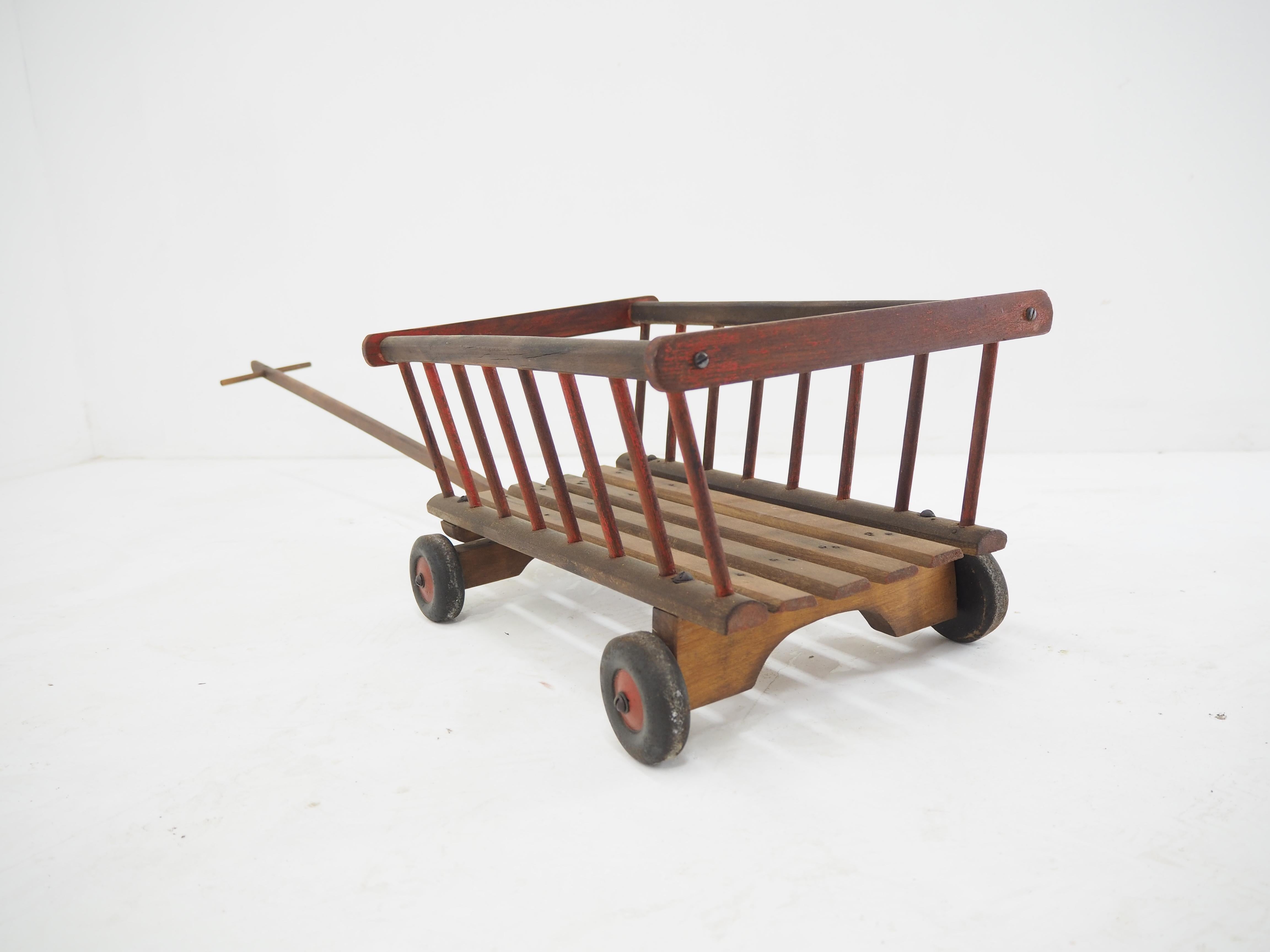 Jouet en bois pour enfants du début du 20e siècle, charrette à foin, Europe  Bon état - En vente à Praha, CZ