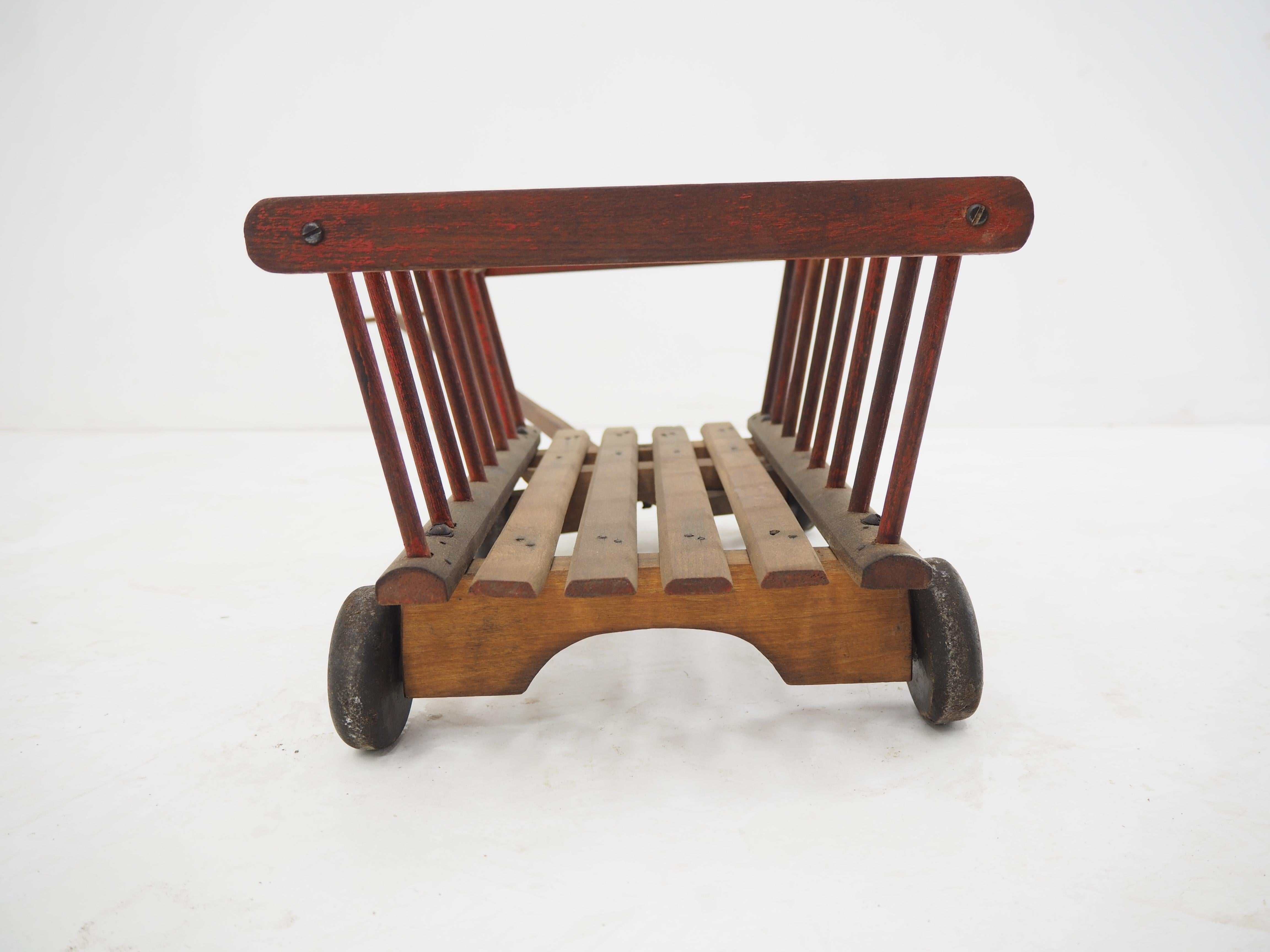 Holz-Kinderspielzeug des frühen 20. Jahrhunderts, Hay Wagon, Europa  im Angebot 2