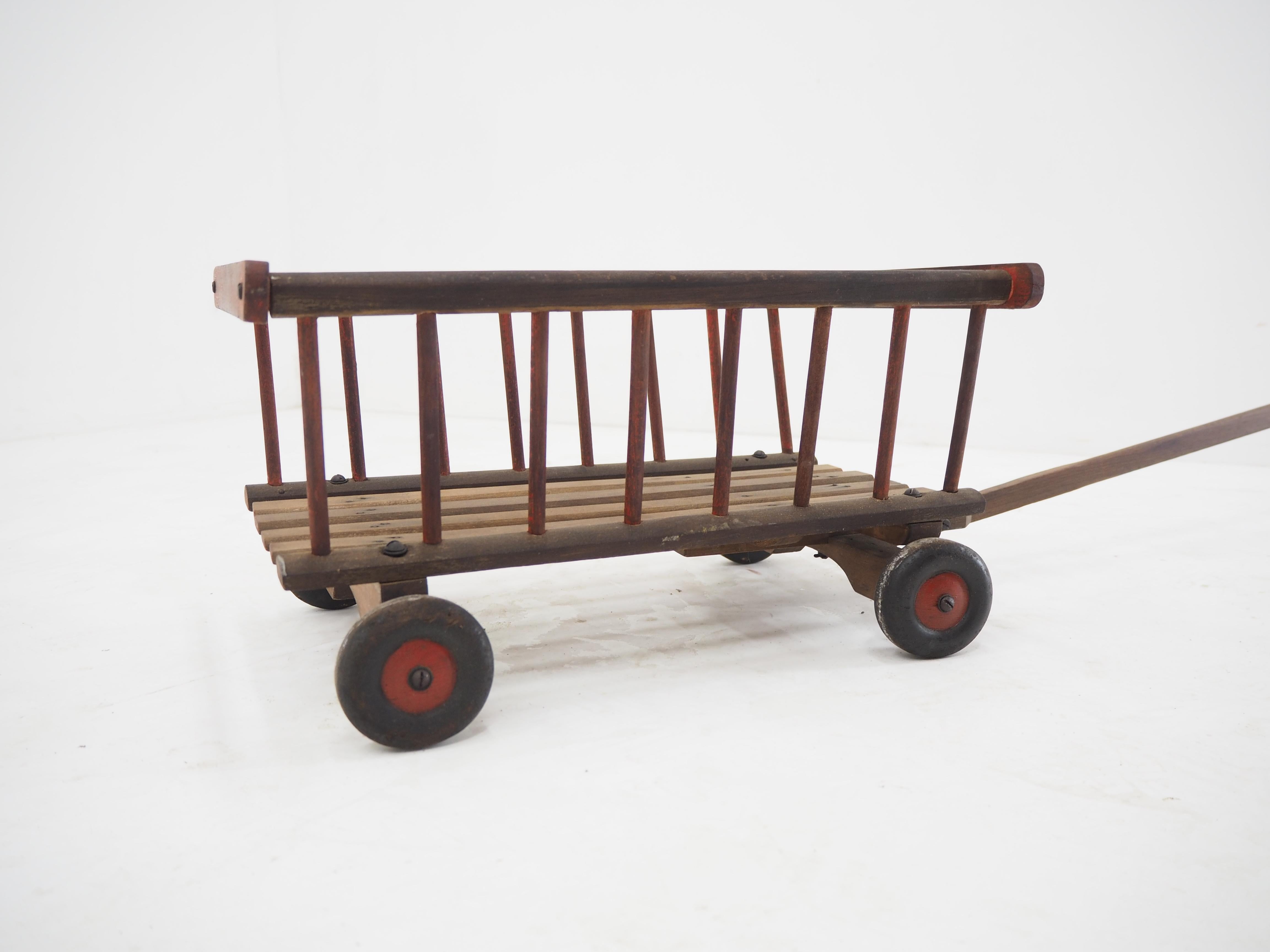 Jouet en bois pour enfants du début du 20e siècle, charrette à foin, Europe  en vente 1