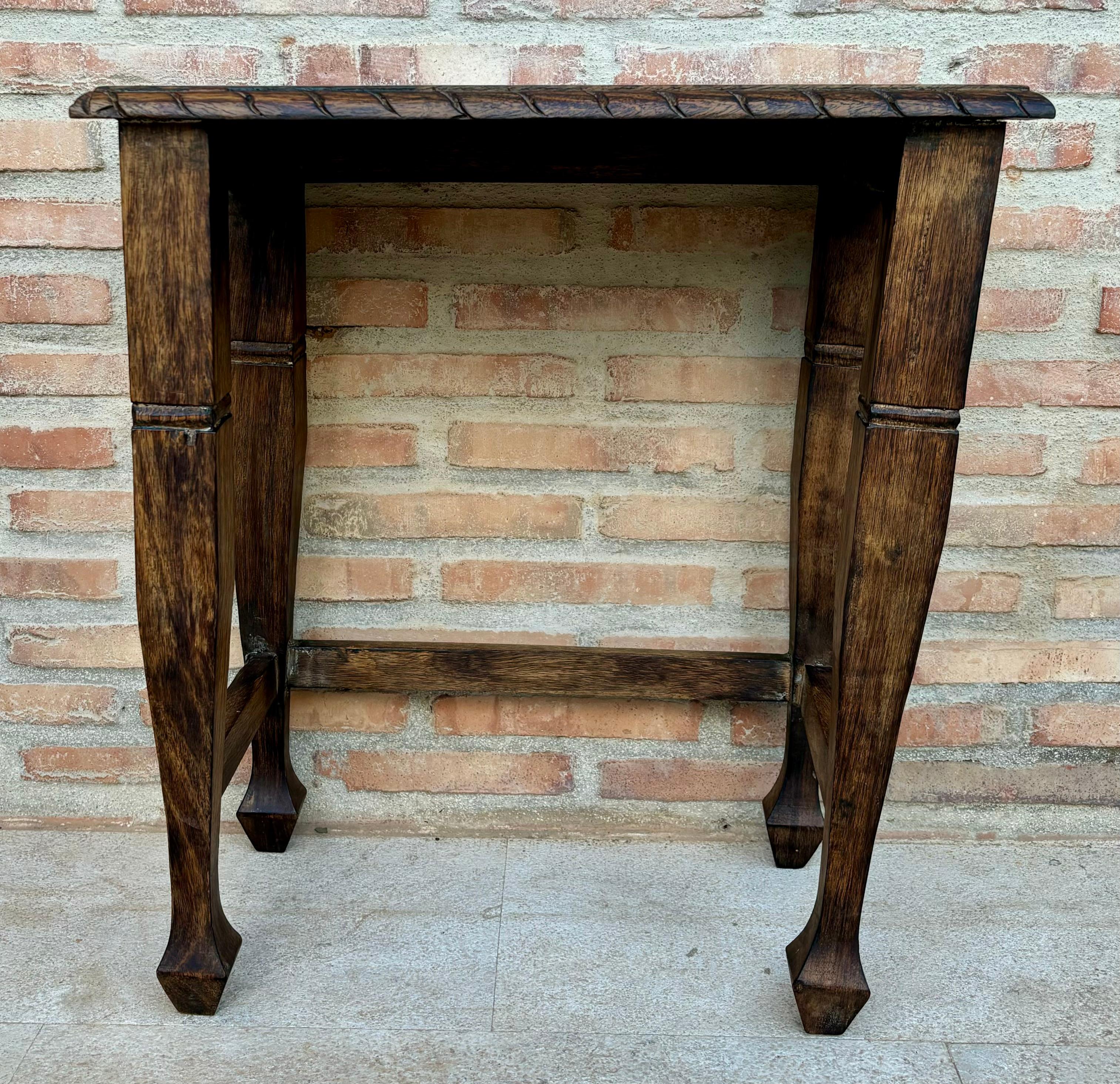 Es handelt sich um einen kleinen spanischen Beistelltisch aus den 1930er Jahren, der aus Walnussholz gefertigt ist.
Perfekt für ein Wohnzimmer.