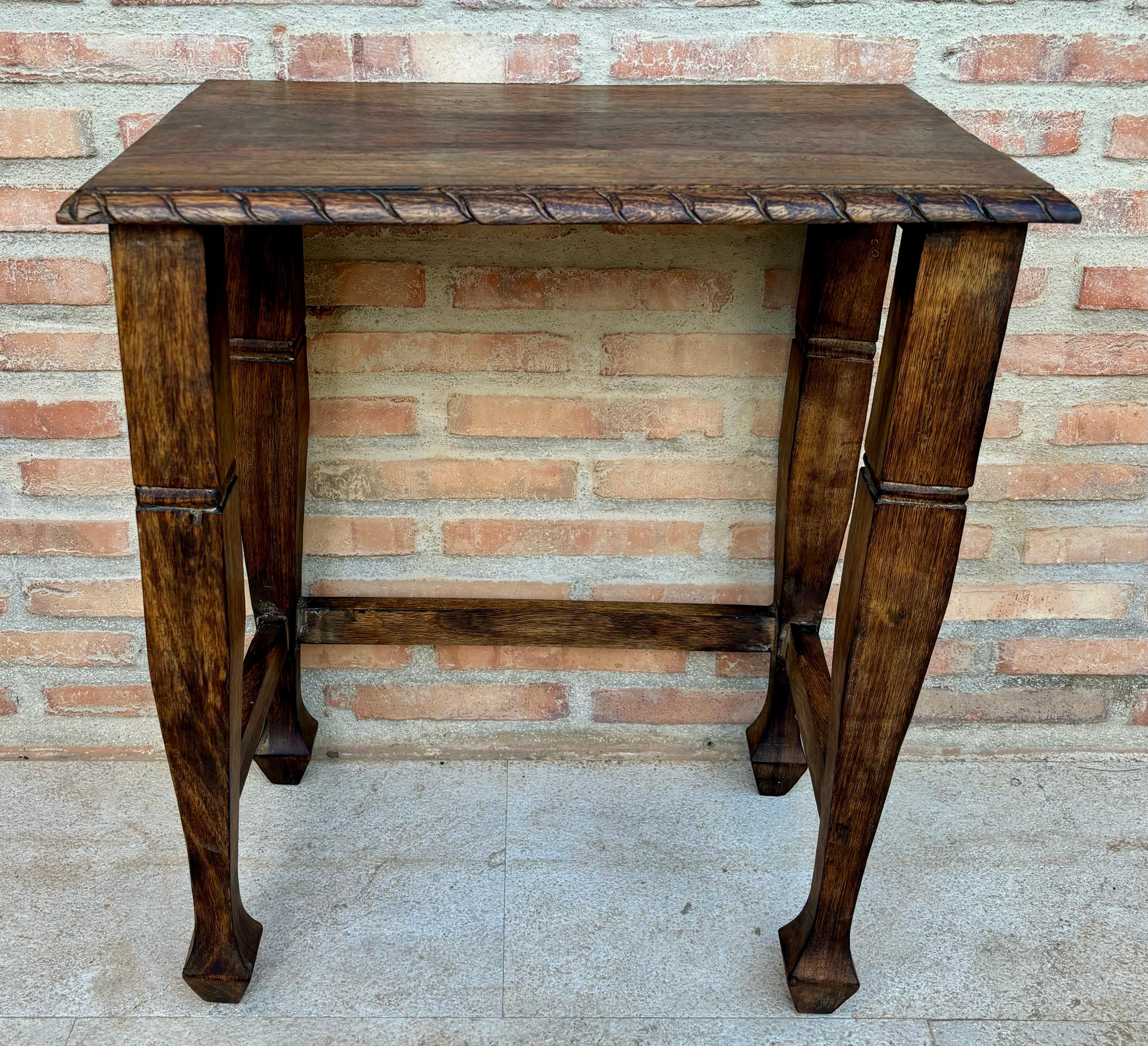 Holz-Beistelltisch des frühen 20. Jahrhunderts, 1940er Jahre (Barock) im Angebot