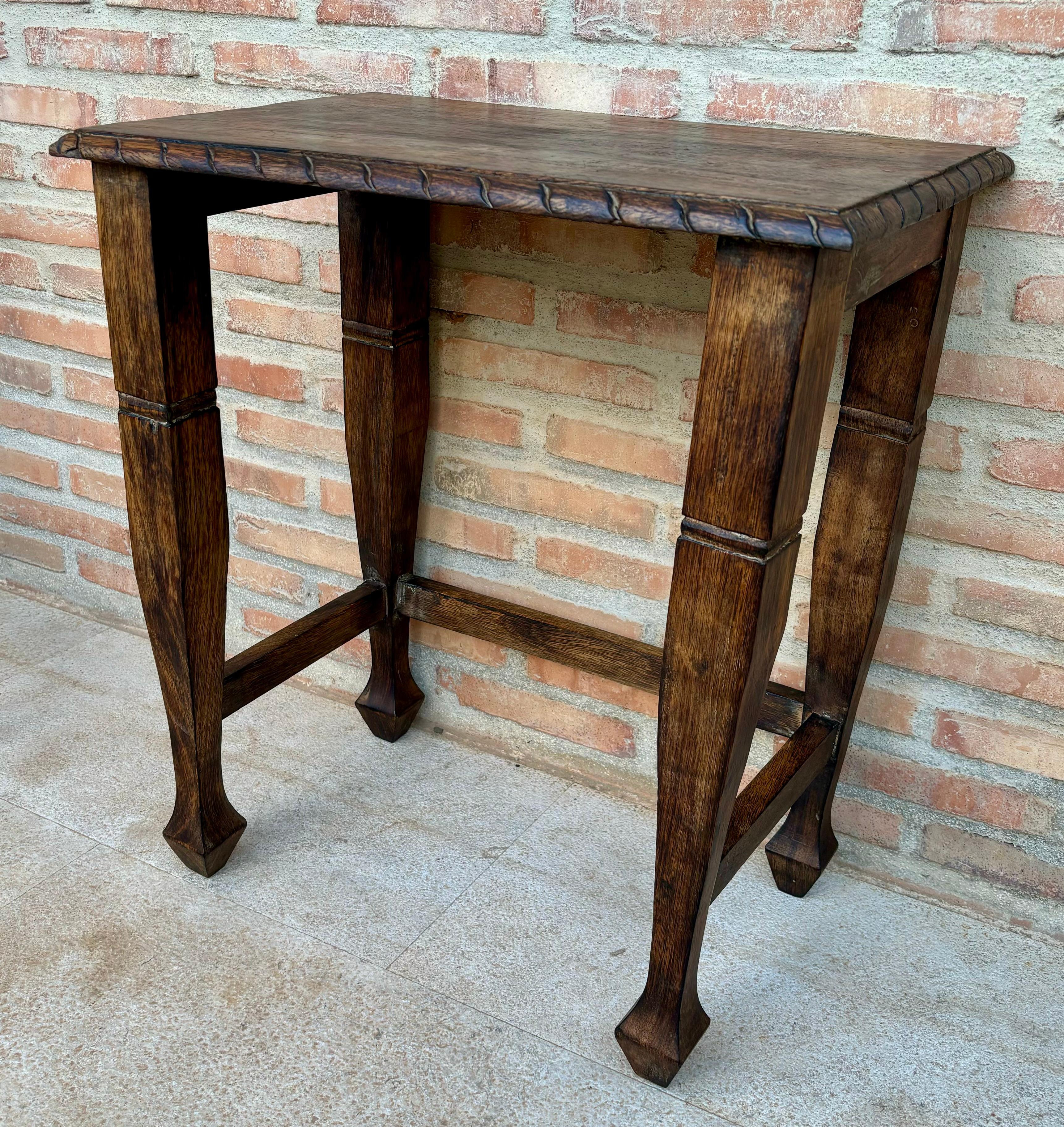 Holz-Beistelltisch des frühen 20. Jahrhunderts, 1940er Jahre (Spanisch) im Angebot