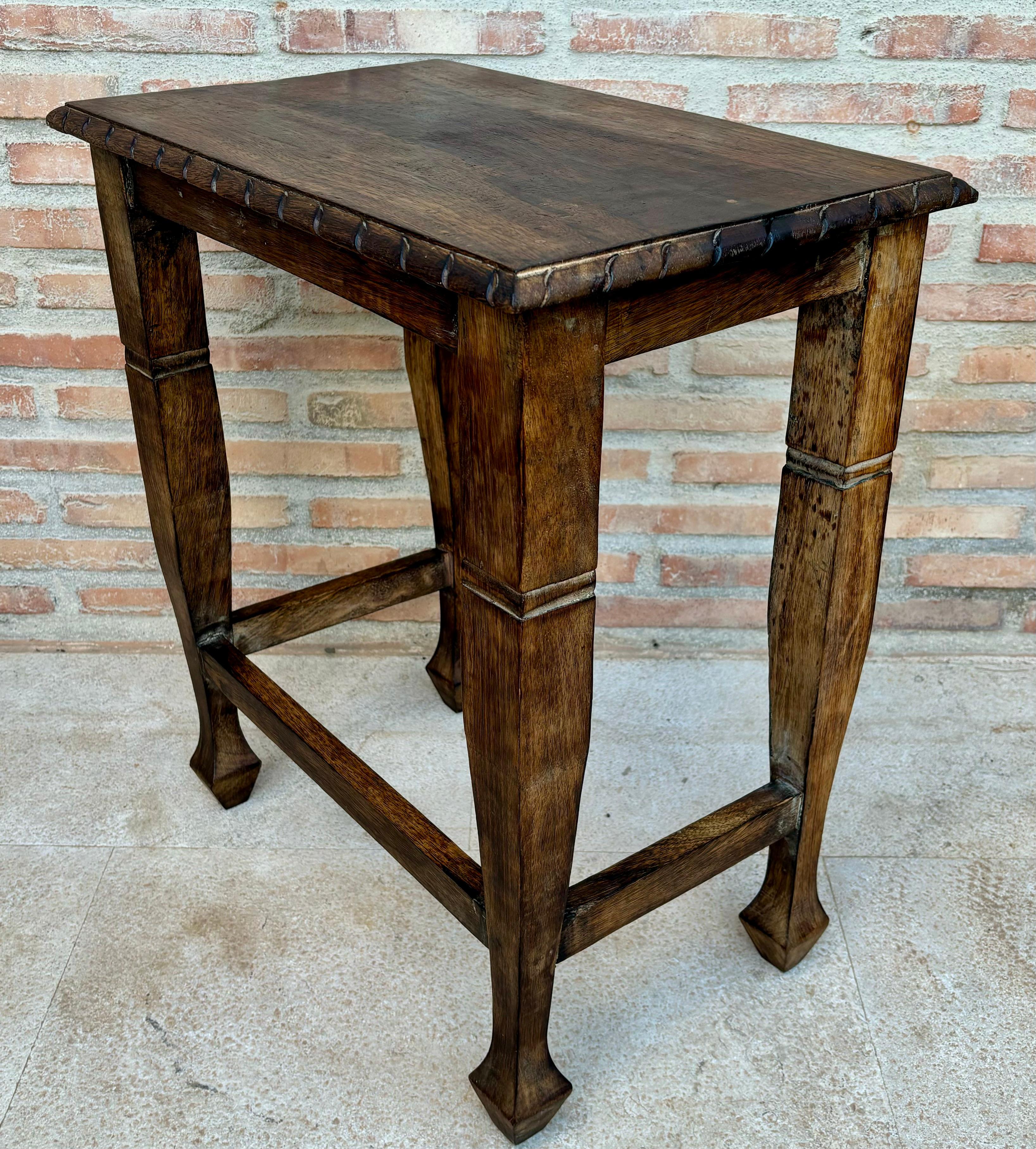 Holz-Beistelltisch des frühen 20. Jahrhunderts, 1940er Jahre (Walnuss) im Angebot