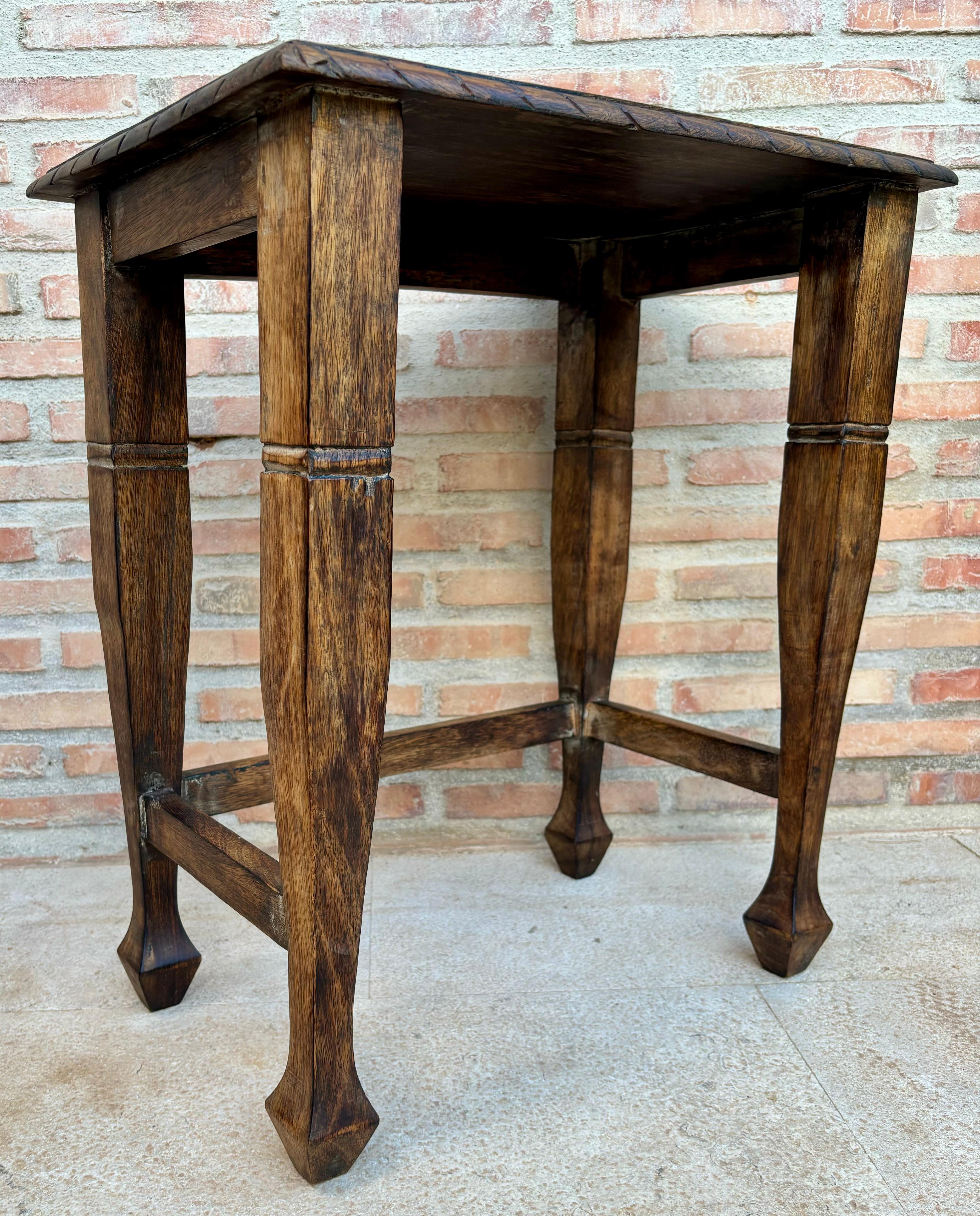 Holz-Beistelltisch des frühen 20. Jahrhunderts, 1940er Jahre im Angebot 3