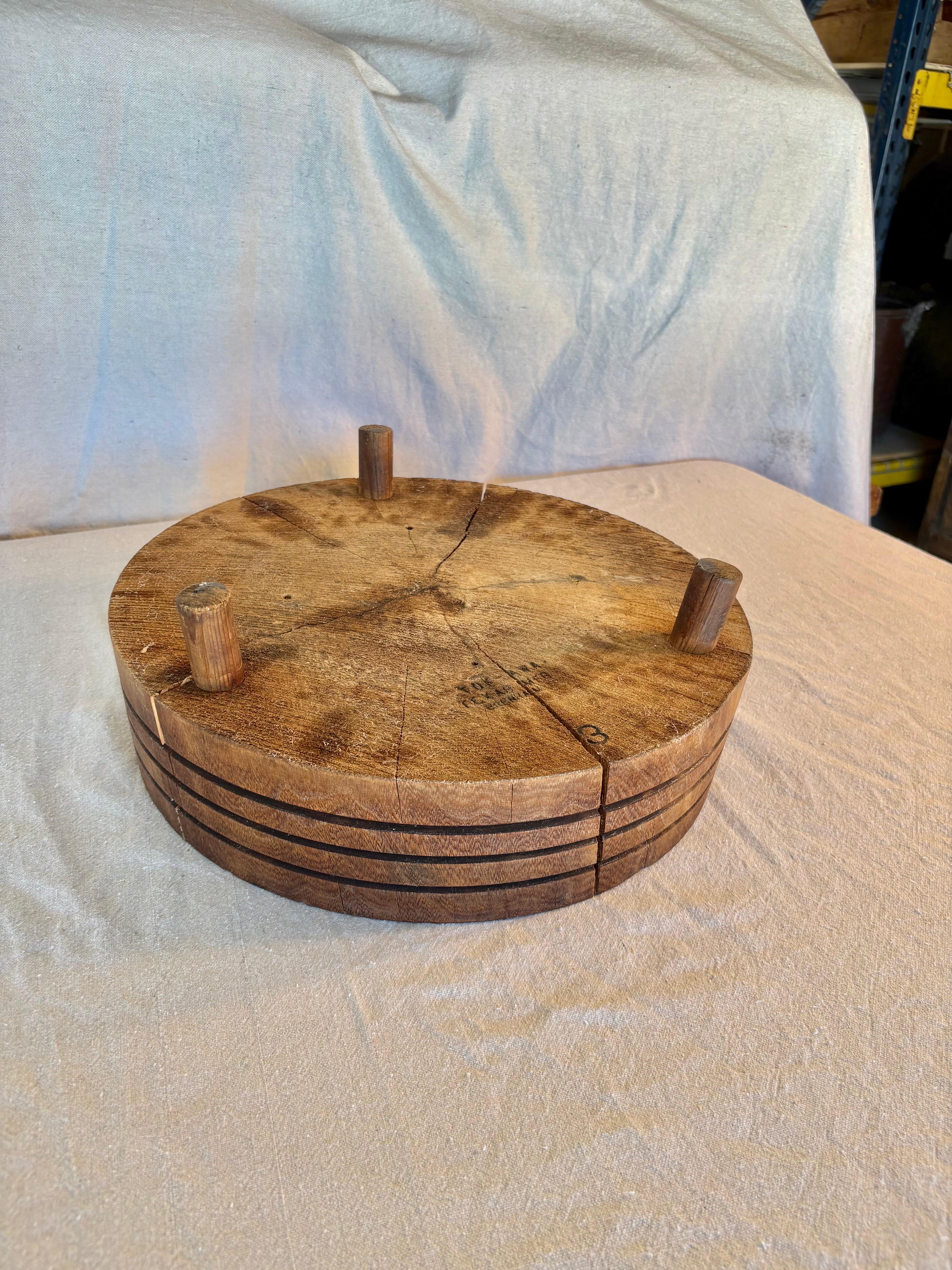 Anfang des 20. Jahrhunderts Holz Tuk-Away Butcher Block im Angebot 7