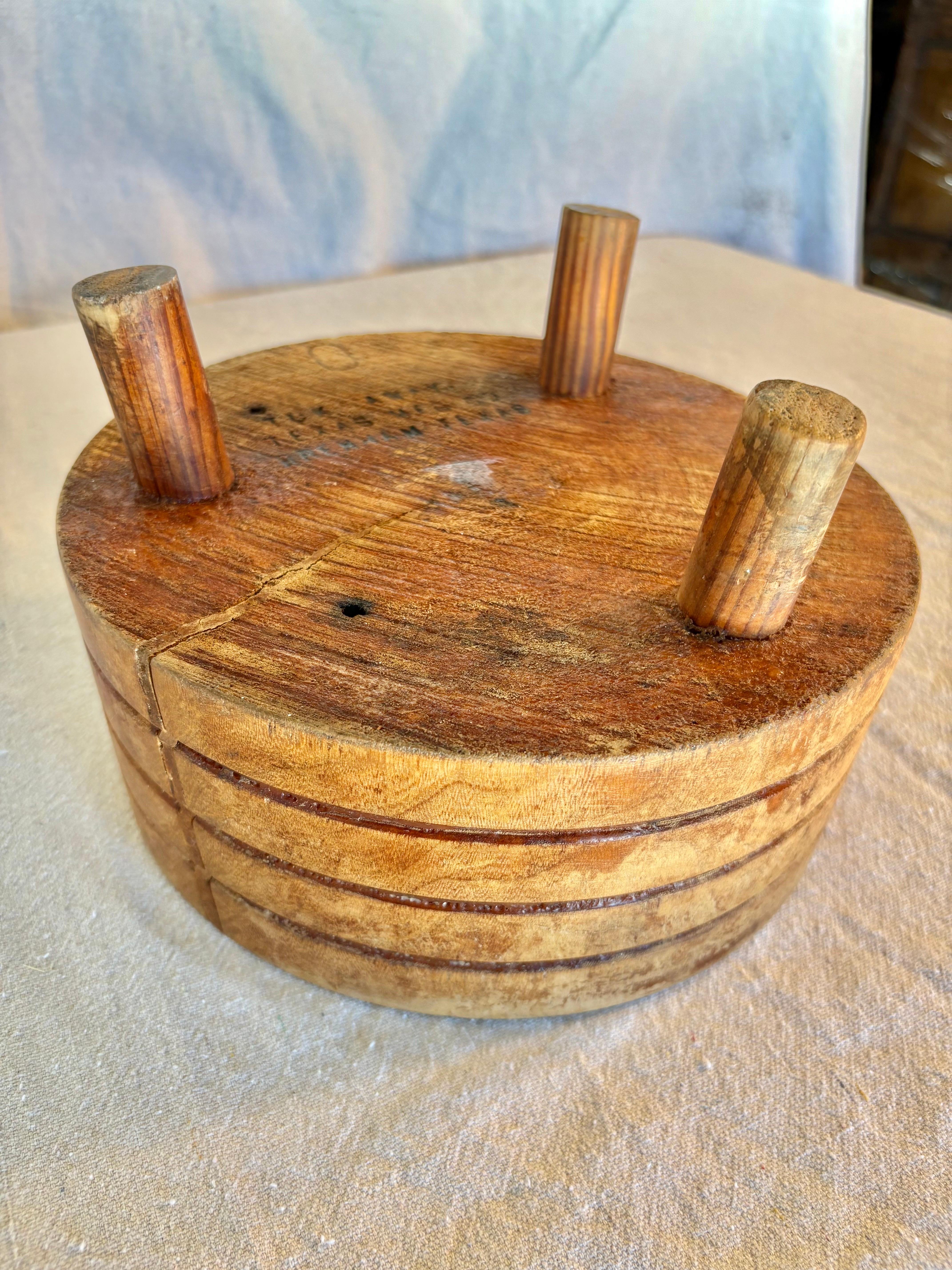 Anfang des 20. Jahrhunderts Holz Tuk-Away Butcher Block im Angebot 8