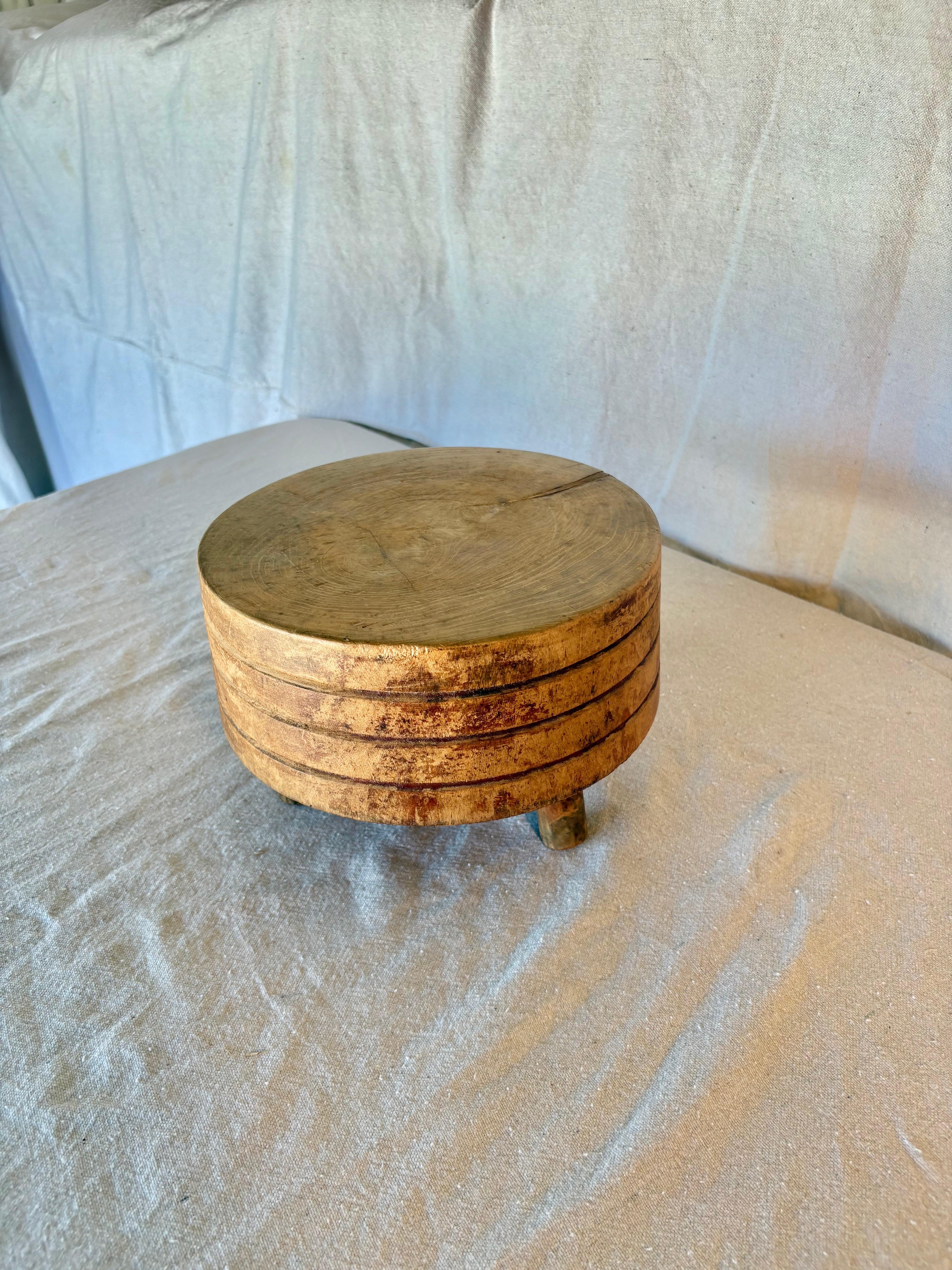 Anfang des 20. Jahrhunderts Holz Tuk-Away Butcher Block (Handgefertigt) im Angebot