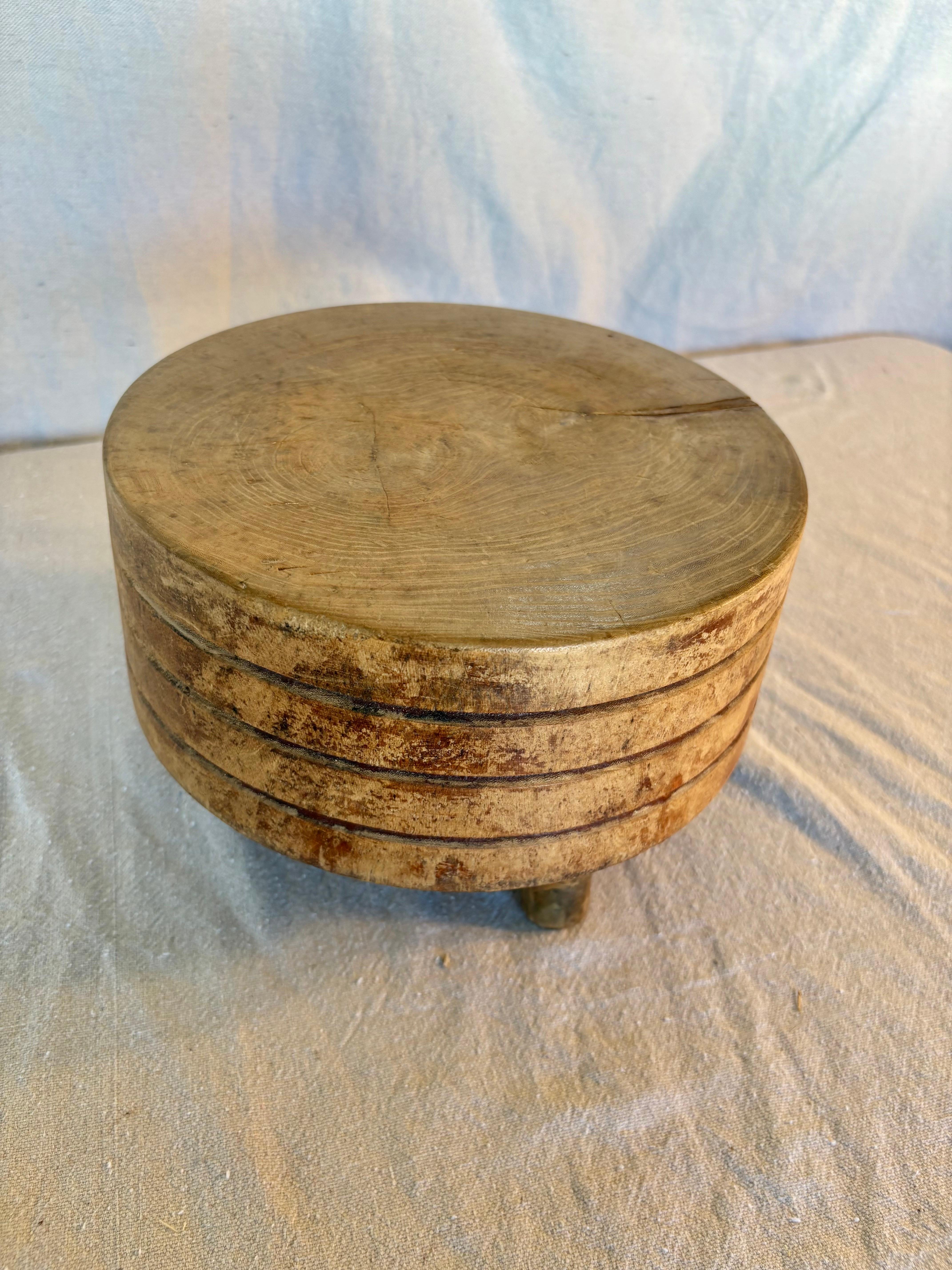 Anfang des 20. Jahrhunderts Holz Tuk-Away Butcher Block im Angebot 3