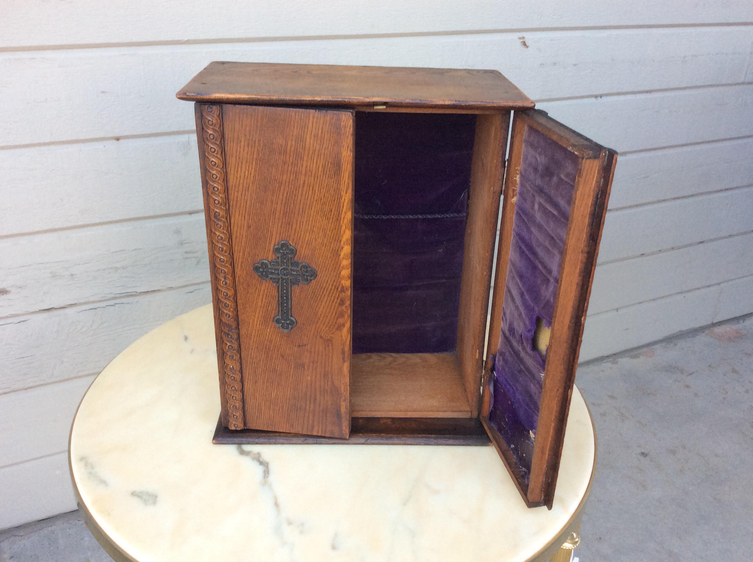 Armoire à viatique et boîte d'autel en bois du début du 20e siècle en vente 3